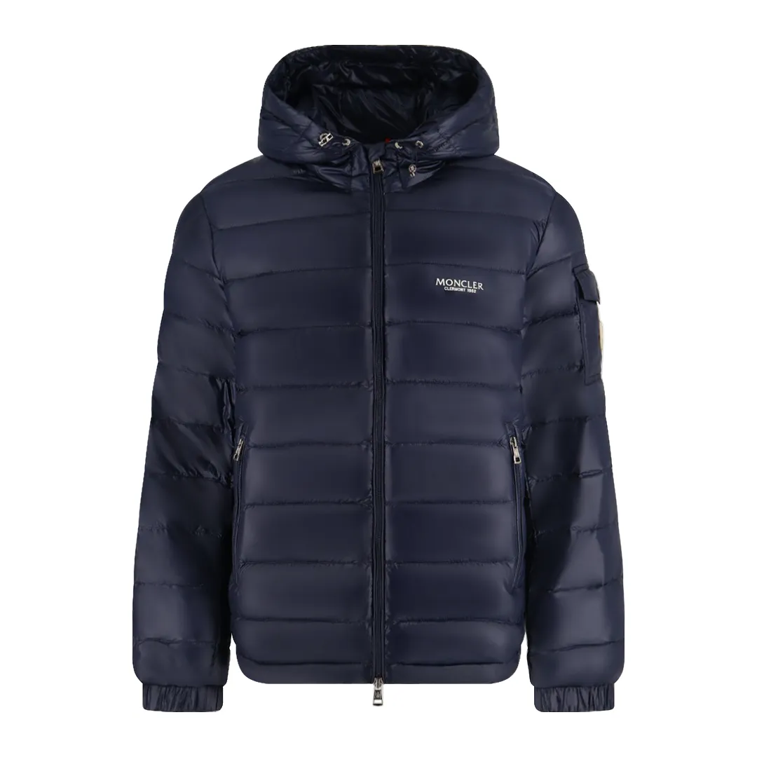 P1130 Moncler 1952 lightweight down jacket (navy blue) is made of customized lightweight waterproof breathable 100% polyester fabric. Filled with RDS-certified 90% high-loft white duck down, the down filling volume is about 360G, and the fill power is as high as 800+ 5A standard warmth level! The logo is printed using high-temperature heat transfer technology with extremely high precision and perfect details. The entire set of excipients is independently developed, and every small detail is perfectly presented. Size:2-3-4-5-6
