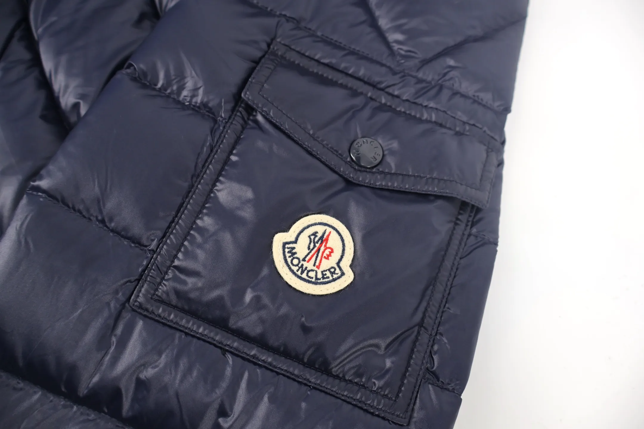 P1130 Moncler 1952 lightweight down jacket (navy blue) is made of customized lightweight waterproof breathable 100% polyester fabric. Filled with RDS-certified 90% high-loft white duck down, the down filling volume is about 360G, and the fill power is as high as 800+ 5A standard warmth level! The logo is printed using high-temperature heat transfer technology with extremely high precision and perfect details. The entire set of excipients is independently developed, and every small detail is perfectly presented. Size:2-3-4-5-6