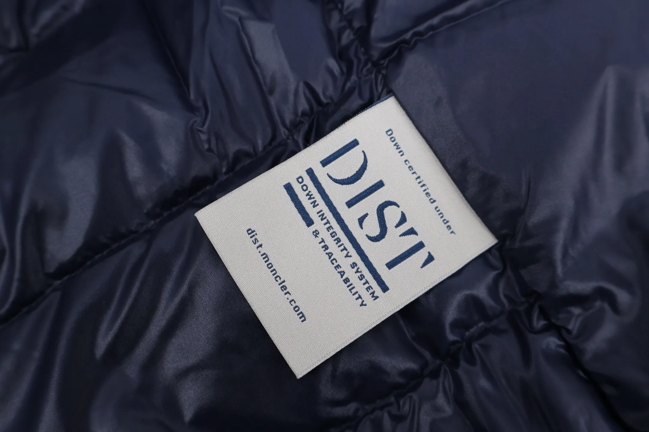 P1130 Moncler 1952 lightweight down jacket (navy blue) is made of customized lightweight waterproof breathable 100% polyester fabric. Filled with RDS-certified 90% high-loft white duck down, the down filling volume is about 360G, and the fill power is as high as 800+ 5A standard warmth level! The logo is printed using high-temperature heat transfer technology with extremely high precision and perfect details. The entire set of excipients is independently developed, and every small detail is perfectly presented. Size:2-3-4-5-6