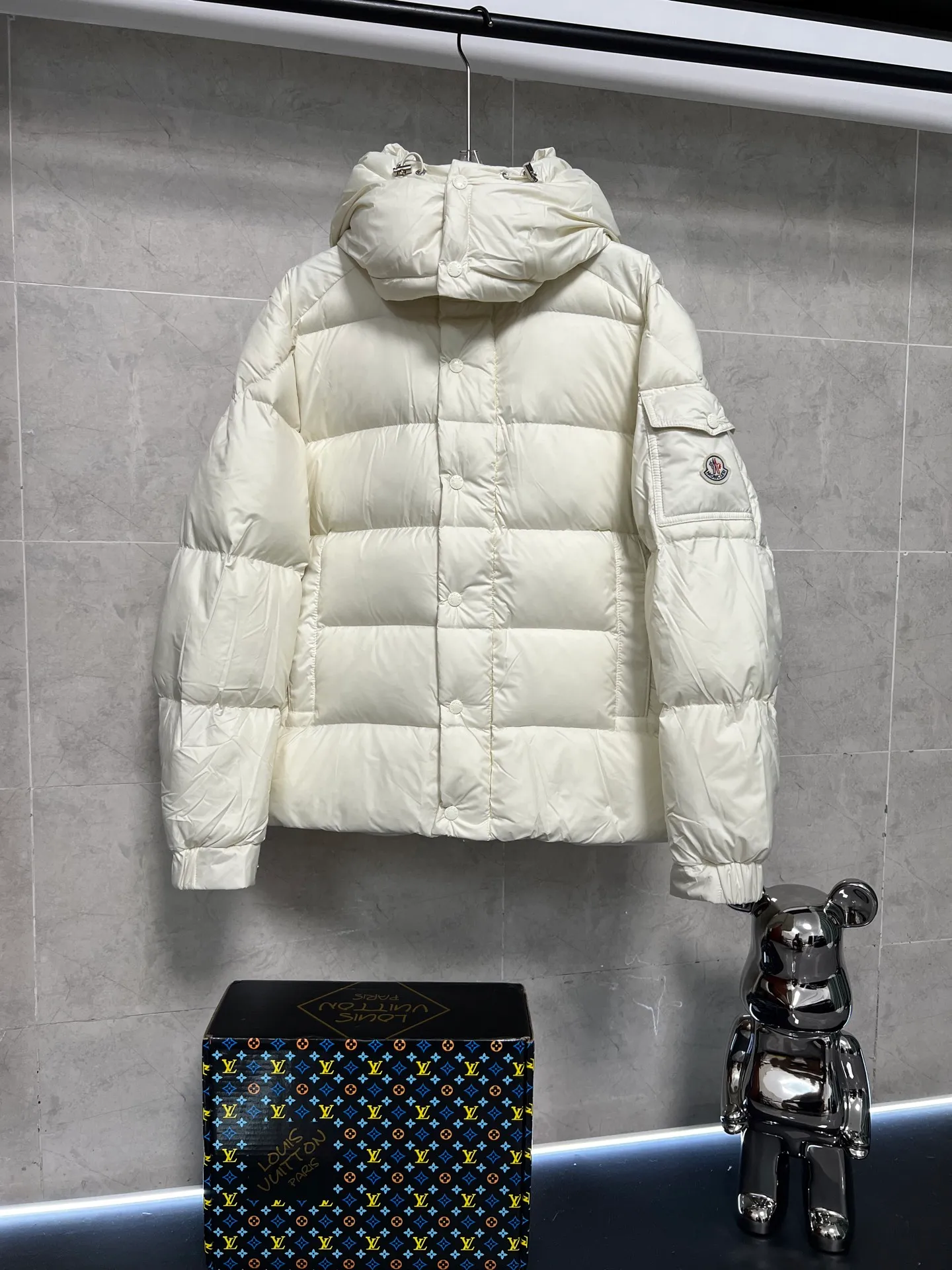 P800 Moncler matte Maya short down jacket. This short parka down jacket is made of longueSaion fabric. The garment is full of functional details to ensure warmth and care. Features removable hood, zip pockets, adjustable cuffs, and snap-zip flap fly. Logo embellished sleeves. It adds a unique touch to the overall shape and significantly improves the protective performance. Color: Black White Pink Pearl White Size: 12345