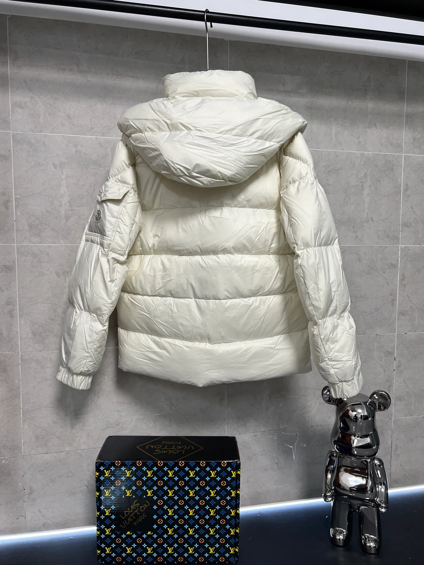 P800 Moncler matte Maya short down jacket. This short parka down jacket is made of longueSaion fabric. The garment is full of functional details to ensure warmth and care. Features removable hood, zip pockets, adjustable cuffs, and snap-zip flap fly. Logo embellished sleeves. It adds a unique touch to the overall shape and significantly improves the protective performance. Color: Black White Pink Pearl White Size: 12345