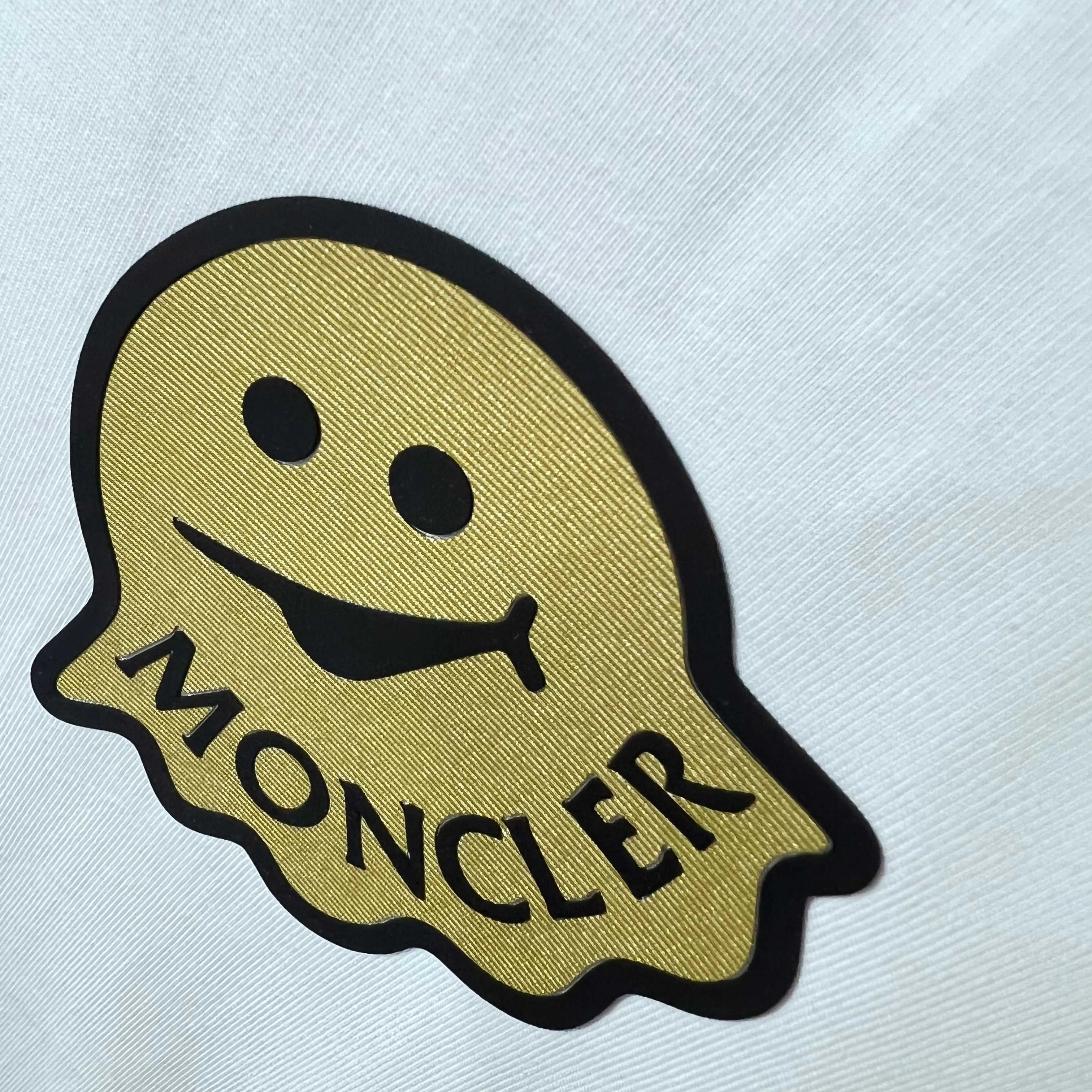 P150 MONCLER/muzzled 300g pure cotton round neck short-sleeved T-shirt. Brand classic. Three-dimensional monster offset letter LOGO embossing process. 2025ss official synchronization. High version. High quality. Fashionable personality. Versatile trend. Pure original quality. Original fabric. Tag. Collar label. Washed wheat. Three labels complete. Color: Black. White. Size: S M L XL XXL