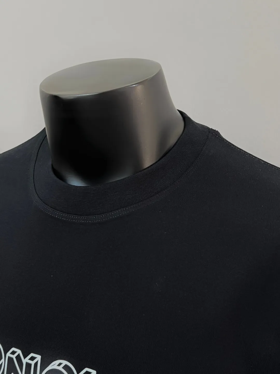 P150 New version of MONCLER for masked mouth, official and official 3D letter printed armband short sleeves are synchronized, the details match the official version, and the size of the logo is strictly controlled , standard size, stitching details are in sync with the official version; Made of 240g double yarn 100% cotton fabric, imported woven thread, collar bone is not easy to deform, factory high temperature washing process, the fabric is soft and breathable, does not shrink, NCF washing mark identification, details are in place and the upper body is good-looking, European size version, loose and suitable, color: black, white, size XS-L