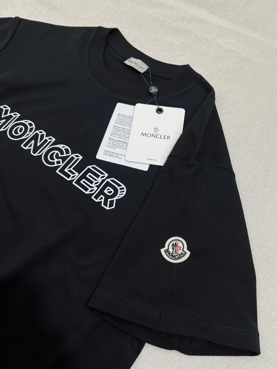 P150 New version of MONCLER for masked mouth, official and official 3D letter printed armband short sleeves are synchronized, the details match the official version, and the size of the logo is strictly controlled , standard size, stitching details are in sync with the official version; Made of 240g double yarn 100% cotton fabric, imported woven thread, collar bone is not easy to deform, factory high temperature washing process, the fabric is soft and breathable, does not shrink, NCF washing mark identification, details are in place and the upper body is good-looking, European size version, loose and suitable, color: black, white, size XS-L