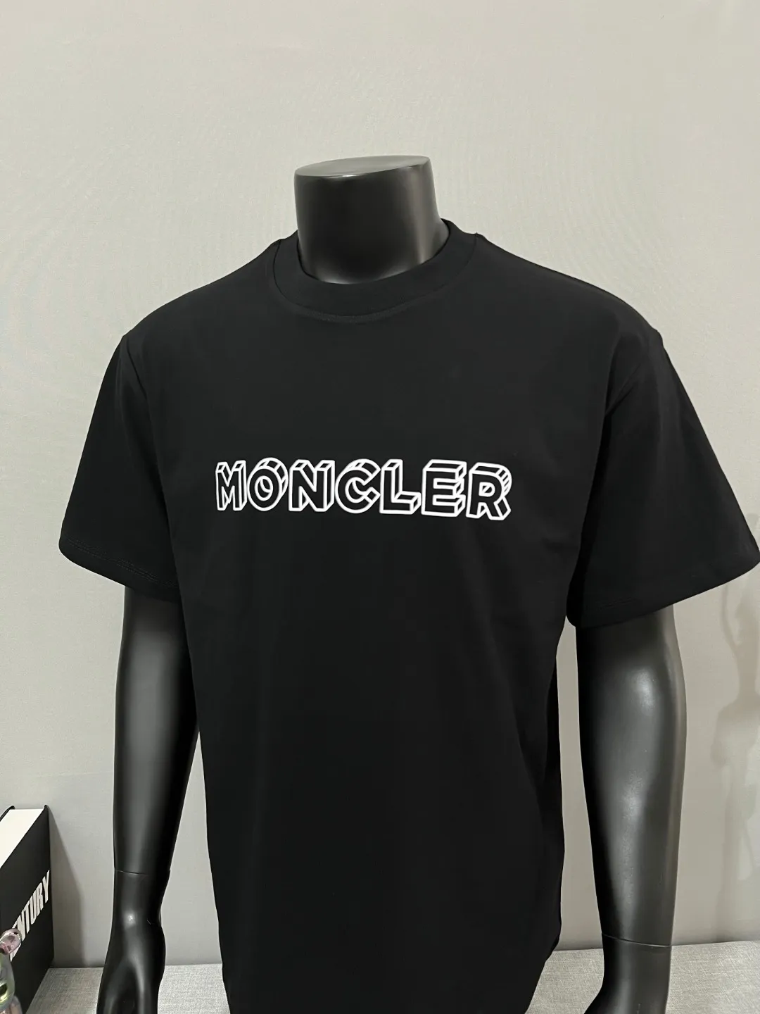 P150 New version of MONCLER for masked mouth, official and official 3D letter printed armband short sleeves are synchronized, the details match the official version, and the size of the logo is strictly controlled , standard size, stitching details are in sync with the official version; Made of 240g double yarn 100% cotton fabric, imported woven thread, collar bone is not easy to deform, factory high temperature washing process, the fabric is soft and breathable, does not shrink, NCF washing mark identification, details are in place and the upper body is good-looking, European size version, loose and suitable, color: black, white, size XS-L
