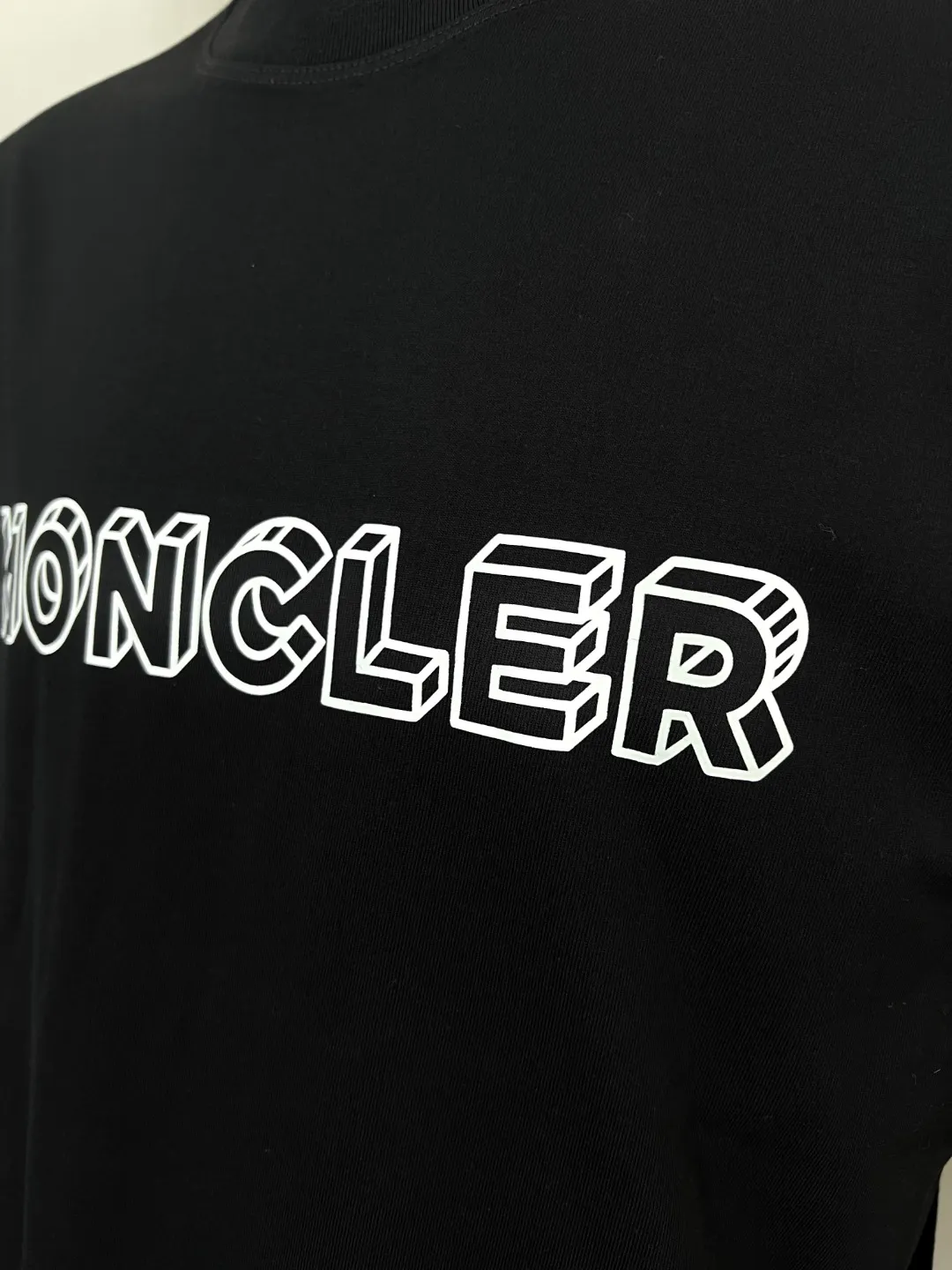 P150 New version of MONCLER for masked mouth, official and official 3D letter printed armband short sleeves are synchronized, the details match the official version, and the size of the logo is strictly controlled , standard size, stitching details are in sync with the official version; Made of 240g double yarn 100% cotton fabric, imported woven thread, collar bone is not easy to deform, factory high temperature washing process, the fabric is soft and breathable, does not shrink, NCF washing mark identification, details are in place and the upper body is good-looking, European size version, loose and suitable, color: black, white, size XS-L