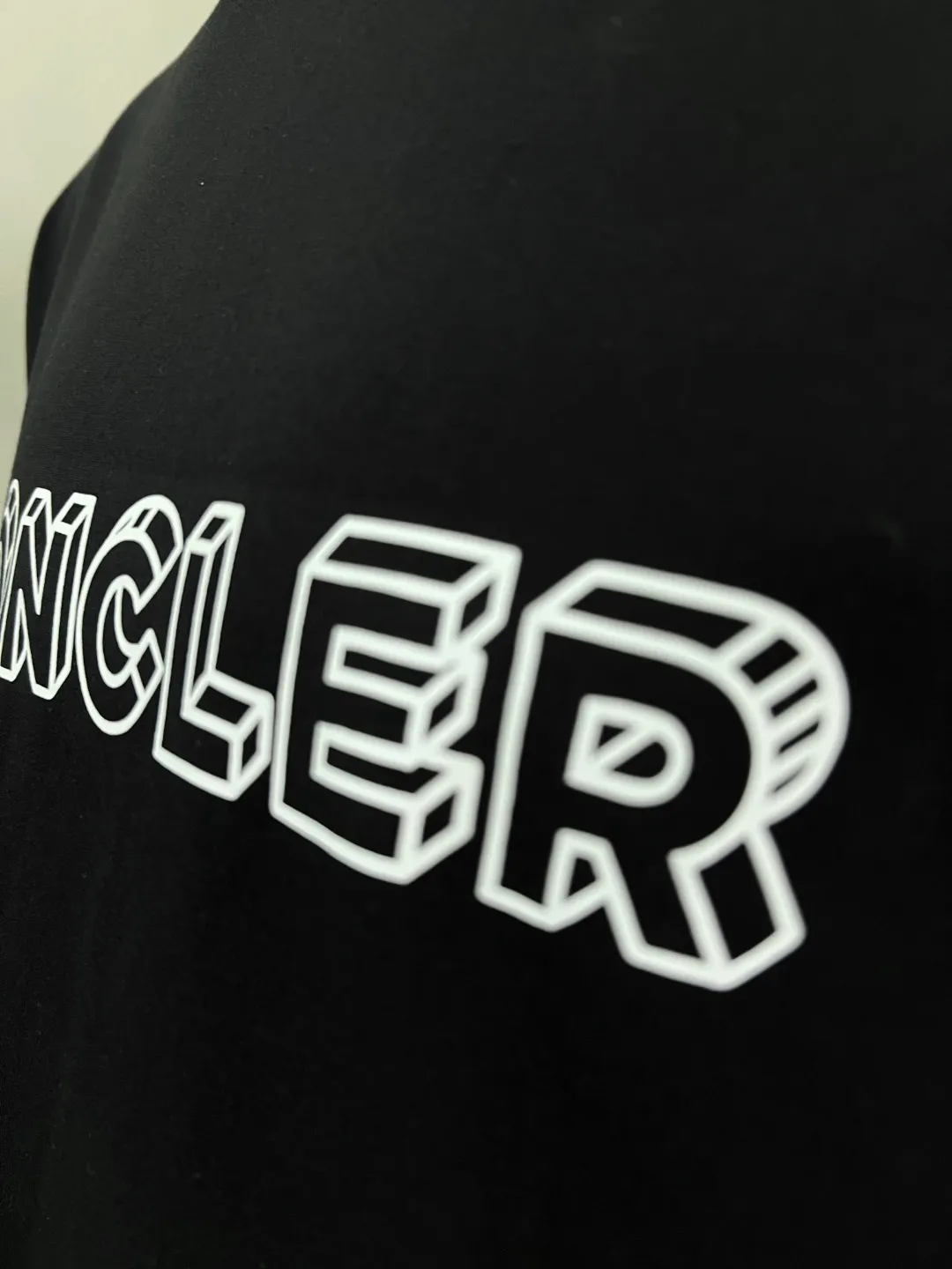 P150 New version of MONCLER for masked mouth, official and official 3D letter printed armband short sleeves are synchronized, the details match the official version, and the size of the logo is strictly controlled , standard size, stitching details are in sync with the official version; Made of 240g double yarn 100% cotton fabric, imported woven thread, collar bone is not easy to deform, factory high temperature washing process, the fabric is soft and breathable, does not shrink, NCF washing mark identification, details are in place and the upper body is good-looking, European size version, loose and suitable, color: black, white, size XS-L