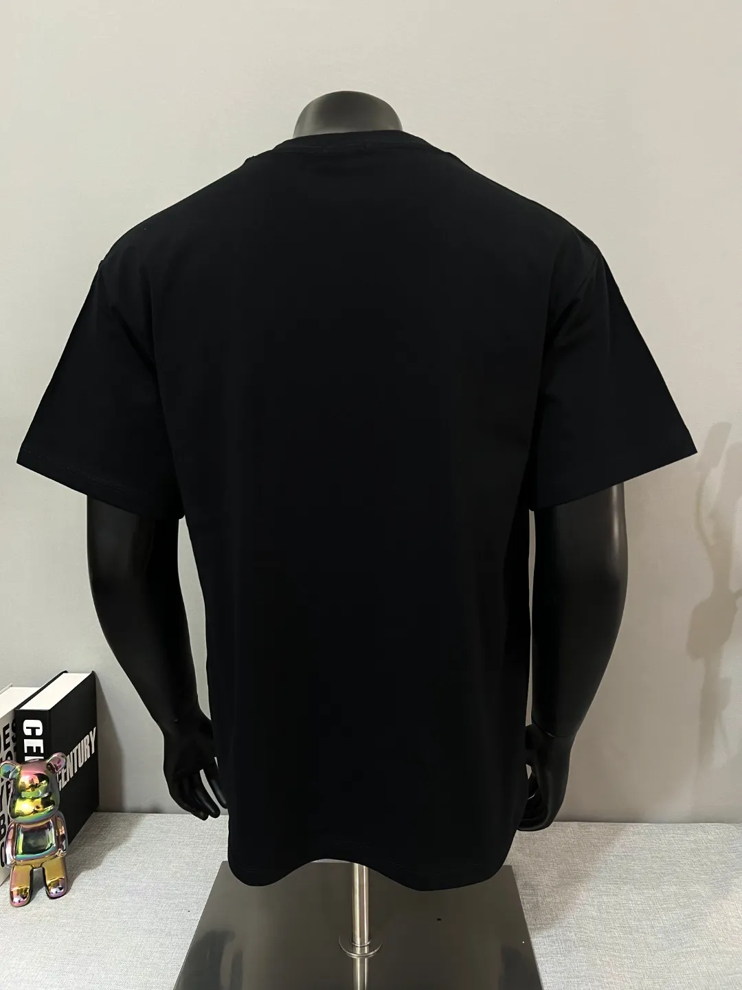 P150 New version of MONCLER for masked mouth, official and official 3D letter printed armband short sleeves are synchronized, the details match the official version, and the size of the logo is strictly controlled , standard size, stitching details are in sync with the official version; Made of 240g double yarn 100% cotton fabric, imported woven thread, collar bone is not easy to deform, factory high temperature washing process, the fabric is soft and breathable, does not shrink, NCF washing mark identification, details are in place and the upper body is good-looking, European size version, loose and suitable, color: black, white, size XS-L