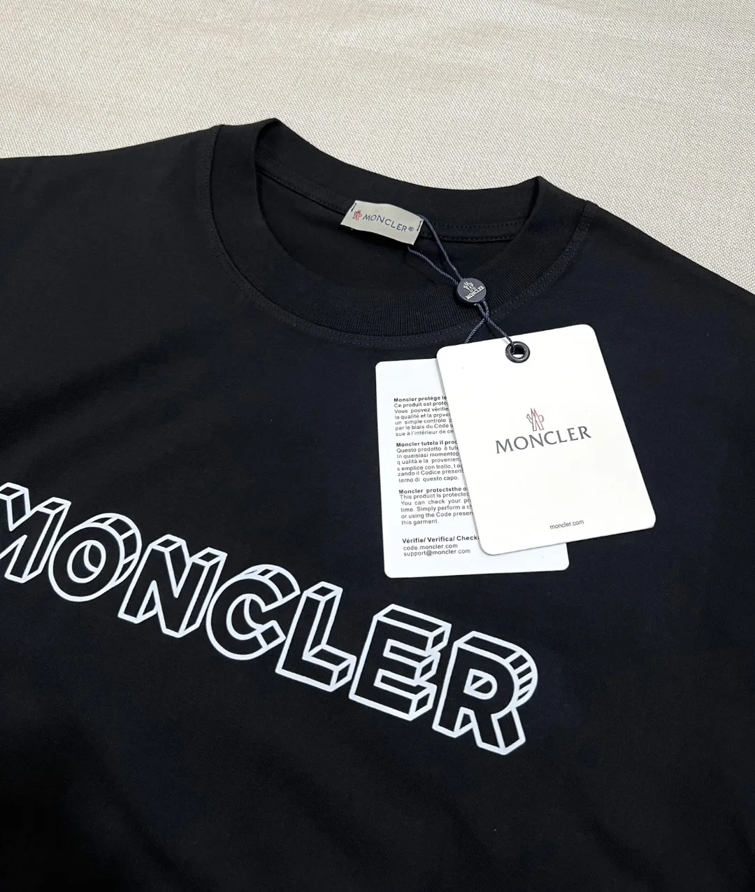 P150 New version of MONCLER for masked mouth, official and official 3D letter printed armband short sleeves are synchronized, the details match the official version, and the size of the logo is strictly controlled , standard size, stitching details are in sync with the official version; Made of 240g double yarn 100% cotton fabric, imported woven thread, collar bone is not easy to deform, factory high temperature washing process, the fabric is soft and breathable, does not shrink, NCF washing mark identification, details are in place and the upper body is good-looking, European size version, loose and suitable, color: black, white, size XS-L