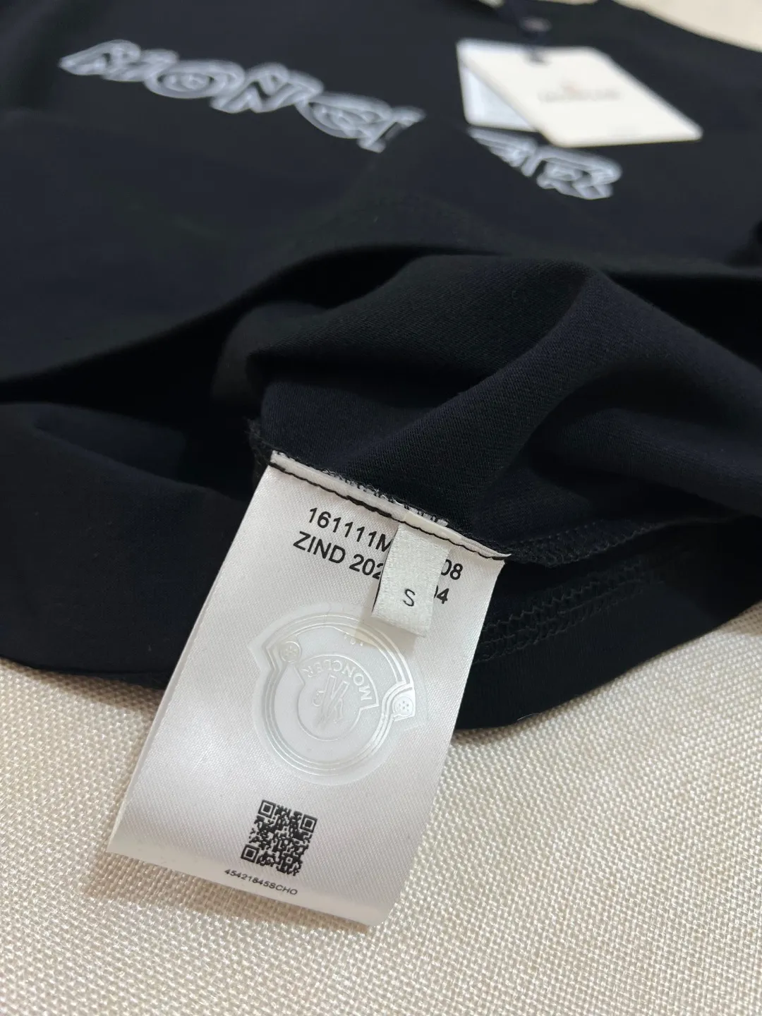 P150 New version of MONCLER for masked mouth, official and official 3D letter printed armband short sleeves are synchronized, the details match the official version, and the size of the logo is strictly controlled , standard size, stitching details are in sync with the official version; Made of 240g double yarn 100% cotton fabric, imported woven thread, collar bone is not easy to deform, factory high temperature washing process, the fabric is soft and breathable, does not shrink, NCF washing mark identification, details are in place and the upper body is good-looking, European size version, loose and suitable, color: black, white, size XS-L