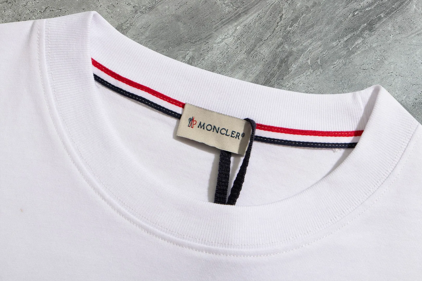 P140 💰Upgraded version "Mobile phone smart sensor ~ NFC chip armband ~ direct access to the official website for anti-counterfeiting" "Moncler ~ Mouth Mouth" 2025 new high-quality round neck short-sleeved T-shirt. The cuffs have imported embroidered labels. Customized dyeing, very comfortable to touch. Super versatile and good-looking short-sleeved. Complete with three labels. Non-market ordinary version. Feel free to compare. Quality is absolutely guaranteed! ‼ First of all, this original fabric is all custom-woven with 32-count double yarn fabric, 250G, and the weight is the same‼ Fine workmanship, double waistcoat method, double waistcoat method, double waistcoat method makes the whole dress more three-dimensional, which is not a craft that ordinary T-shirts can achieve🤪 Size: S-M-L-XL-2XL Color: black, white, apricot, same style for men and women