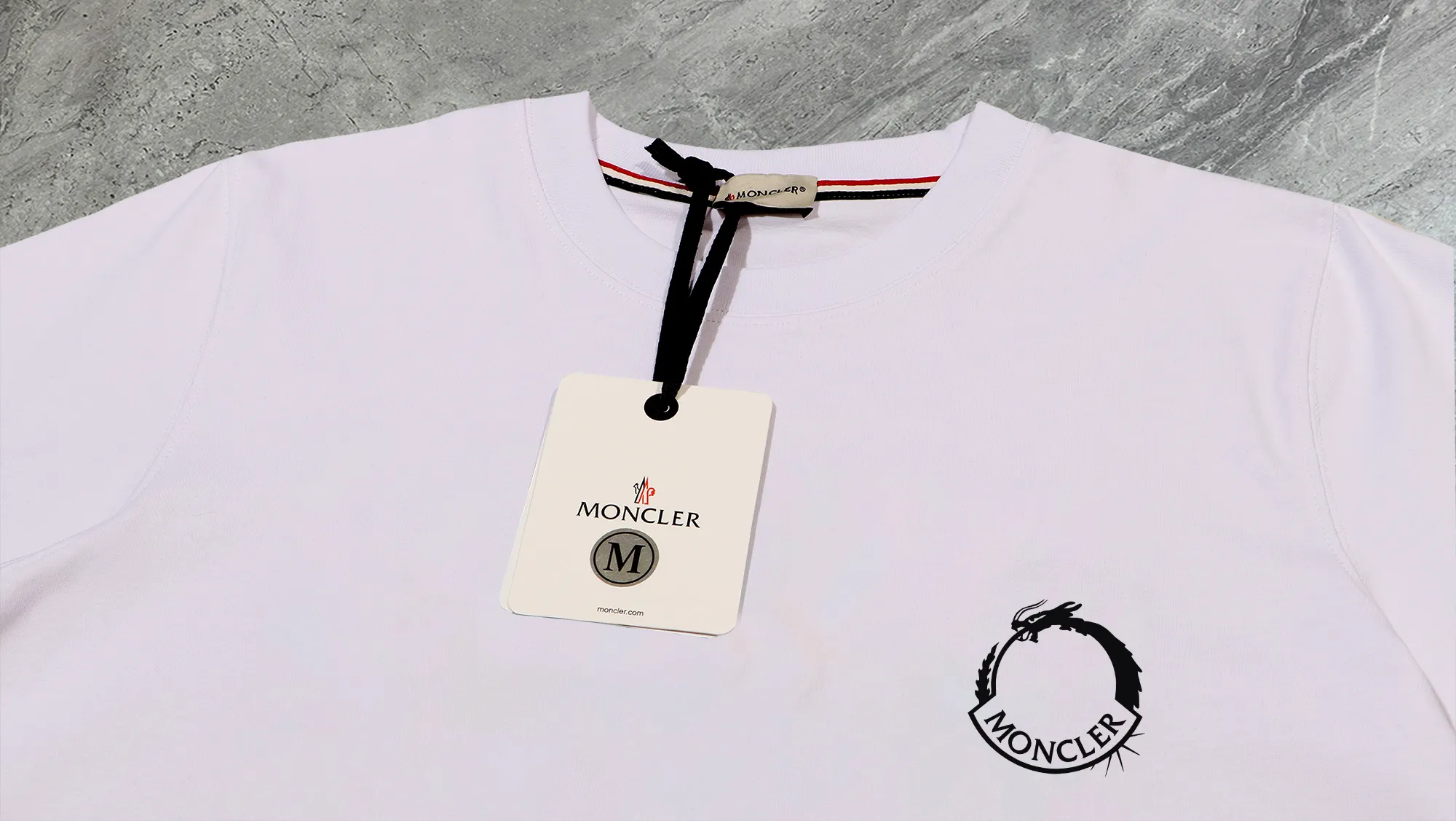 P140 💰Upgraded version "Mobile phone smart sensor ~ NFC chip armband ~ direct access to the official website for anti-counterfeiting" "Moncler ~ Mouth Mouth" 2025 new high-quality round neck short-sleeved T-shirt. The cuffs have imported embroidered labels. Customized dyeing, very comfortable to touch. Super versatile and good-looking short-sleeved. Complete with three labels. Non-market ordinary version. Feel free to compare. Quality is absolutely guaranteed! ‼ First of all, this original fabric is all custom-woven with 32-count double yarn fabric, 250G, and the weight is the same‼ Fine workmanship, double waistcoat method, double waistcoat method, double waistcoat method makes the whole dress more three-dimensional, which is not a craft that ordinary T-shirts can achieve🤪 Size: S-M-L-XL-2XL Color: black, white, apricot, same style for men and women