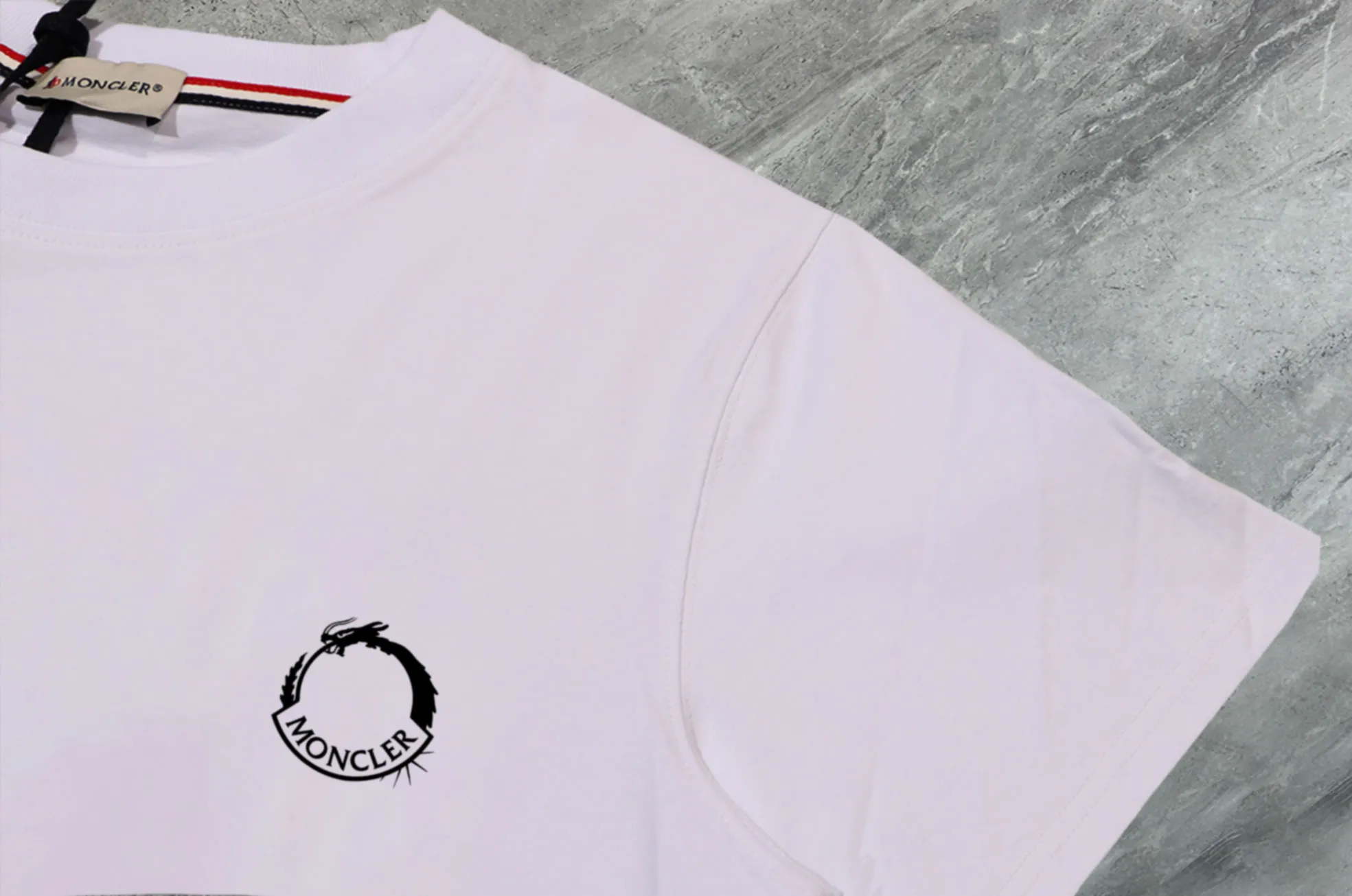 P140 💰Upgraded version "Mobile phone smart sensor ~ NFC chip armband ~ direct access to the official website for anti-counterfeiting" "Moncler ~ Mouth Mouth" 2025 new high-quality round neck short-sleeved T-shirt. The cuffs have imported embroidered labels. Customized dyeing, very comfortable to touch. Super versatile and good-looking short-sleeved. Complete with three labels. Non-market ordinary version. Feel free to compare. Quality is absolutely guaranteed! ‼ First of all, this original fabric is all custom-woven with 32-count double yarn fabric, 250G, and the weight is the same‼ Fine workmanship, double waistcoat method, double waistcoat method, double waistcoat method makes the whole dress more three-dimensional, which is not a craft that ordinary T-shirts can achieve🤪 Size: S-M-L-XL-2XL Color: black, white, apricot, same style for men and women