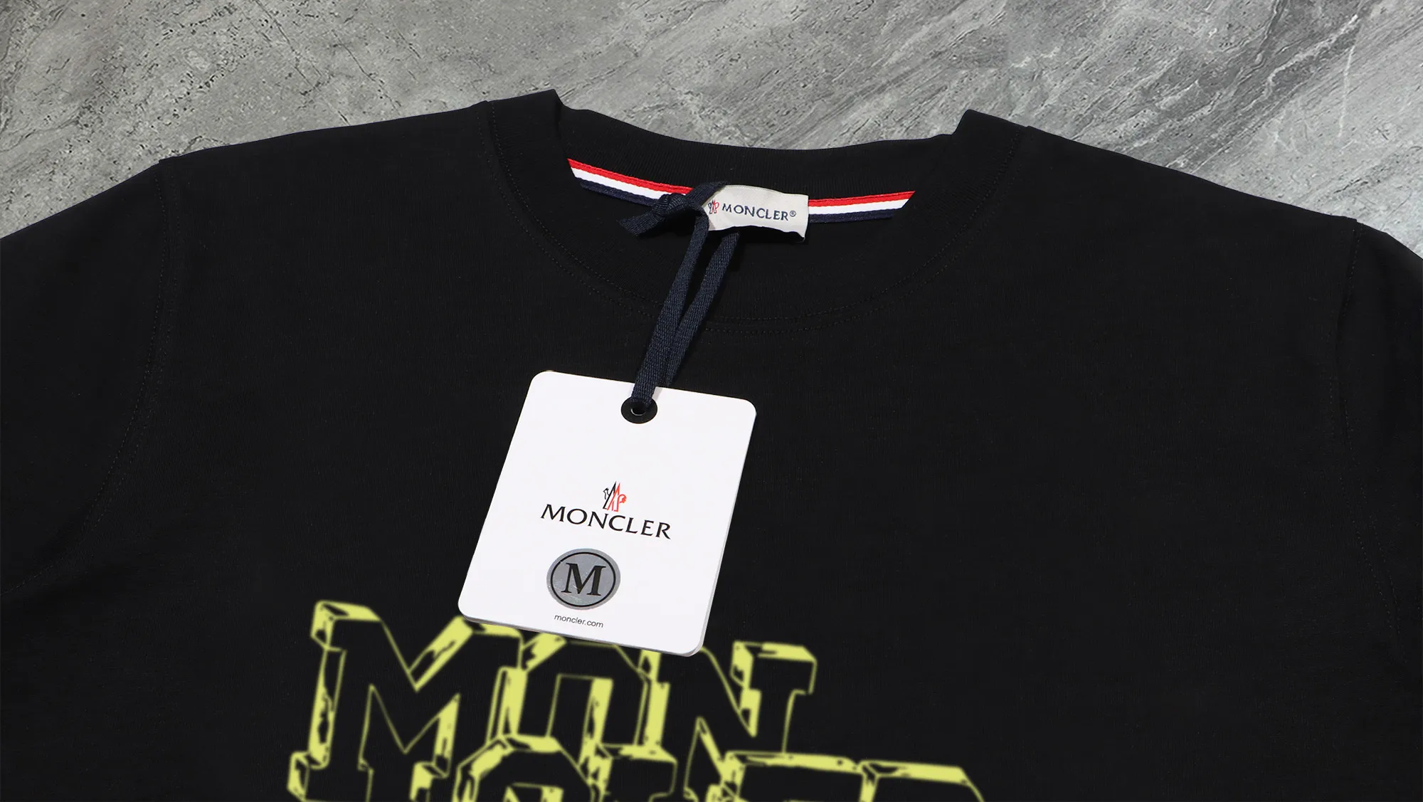 P210 High-version sweatshirt) [Long-term stock] 〖𝐌𝐎𝐍𝐂𝐋𝐄𝐑~Mask〗 Made of 440g heavy-weight fabric. It is different from the market currency. It can be matched with any variety and is properly handsome. 😎The whole dress is made of double waistcoats. The double waistcoats make the whole dress more three-dimensional. Not ordinary factories can do such fine work. 2025 Spring runway version of the T stage, on sale at the counter, round neck terry sweatshirt, high-end double-strand pure cotton, custom-made stretch ribs, dyed in the same vat, complete with three standards, matched with exquisite embroidered LOGO on the chest, simple and advanced, same style for men and women. Color: black, apricot, white, size: S M L XL 2XL