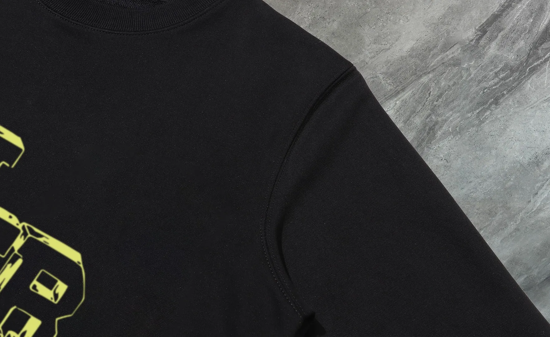 P210 High-version sweatshirt) [Long-term stock] 〖𝐌𝐎𝐍𝐂𝐋𝐄𝐑~Mask〗 Made of 440g heavy-weight fabric. It is different from the market currency. It can be matched with any variety and is properly handsome. 😎The whole dress is made of double waistcoats. The double waistcoats make the whole dress more three-dimensional. Not ordinary factories can do such fine work. 2025 Spring runway version of the T stage, on sale at the counter, round neck terry sweatshirt, high-end double-strand pure cotton, custom-made stretch ribs, dyed in the same vat, complete with three standards, matched with exquisite embroidered LOGO on the chest, simple and advanced, same style for men and women. Color: black, apricot, white, size: S M L XL 2XL