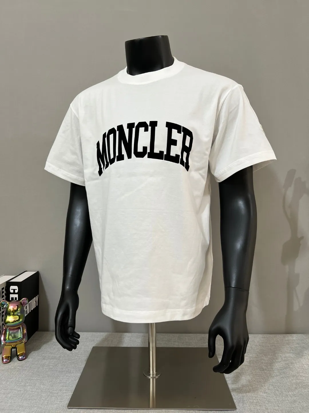 P150 Meng Mouth MONCLER is new, official & got synchronized; 2025SS flocked large letter printed sleeve label model, made of 240g double yarn 100% cotton fabric, imported woven thread, collar bone is not easy to deform, factory high temperature washing process, the fabric is soft and breathable, does not shrink, NCF washed mark identification, details are in place and the upper body is good-looking, European size version, loose and suitable, color: black, white, size XS-L