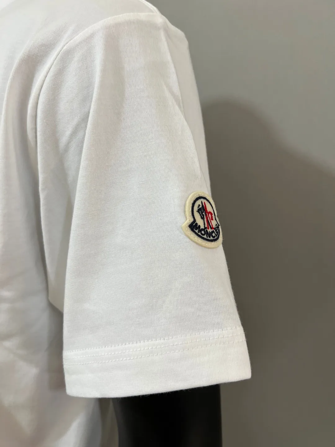 P150 Meng Mouth MONCLER is new, official & got synchronized; 2025SS flocked large letter printed sleeve label model, made of 240g double yarn 100% cotton fabric, imported woven thread, collar bone is not easy to deform, factory high temperature washing process, the fabric is soft and breathable, does not shrink, NCF washed mark identification, details are in place and the upper body is good-looking, European size version, loose and suitable, color: black, white, size XS-L