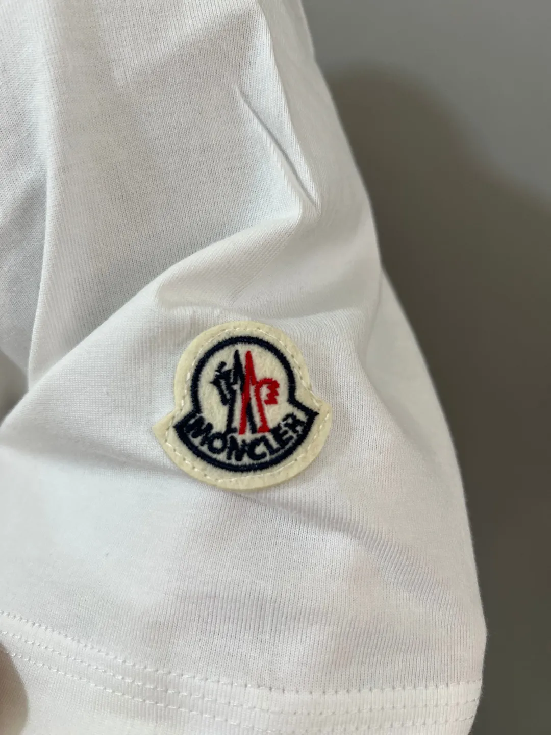 P150 Meng Mouth MONCLER is new, official & got synchronized; 2025SS flocked large letter printed sleeve label model, made of 240g double yarn 100% cotton fabric, imported woven thread, collar bone is not easy to deform, factory high temperature washing process, the fabric is soft and breathable, does not shrink, NCF washed mark identification, details are in place and the upper body is good-looking, European size version, loose and suitable, color: black, white, size XS-L