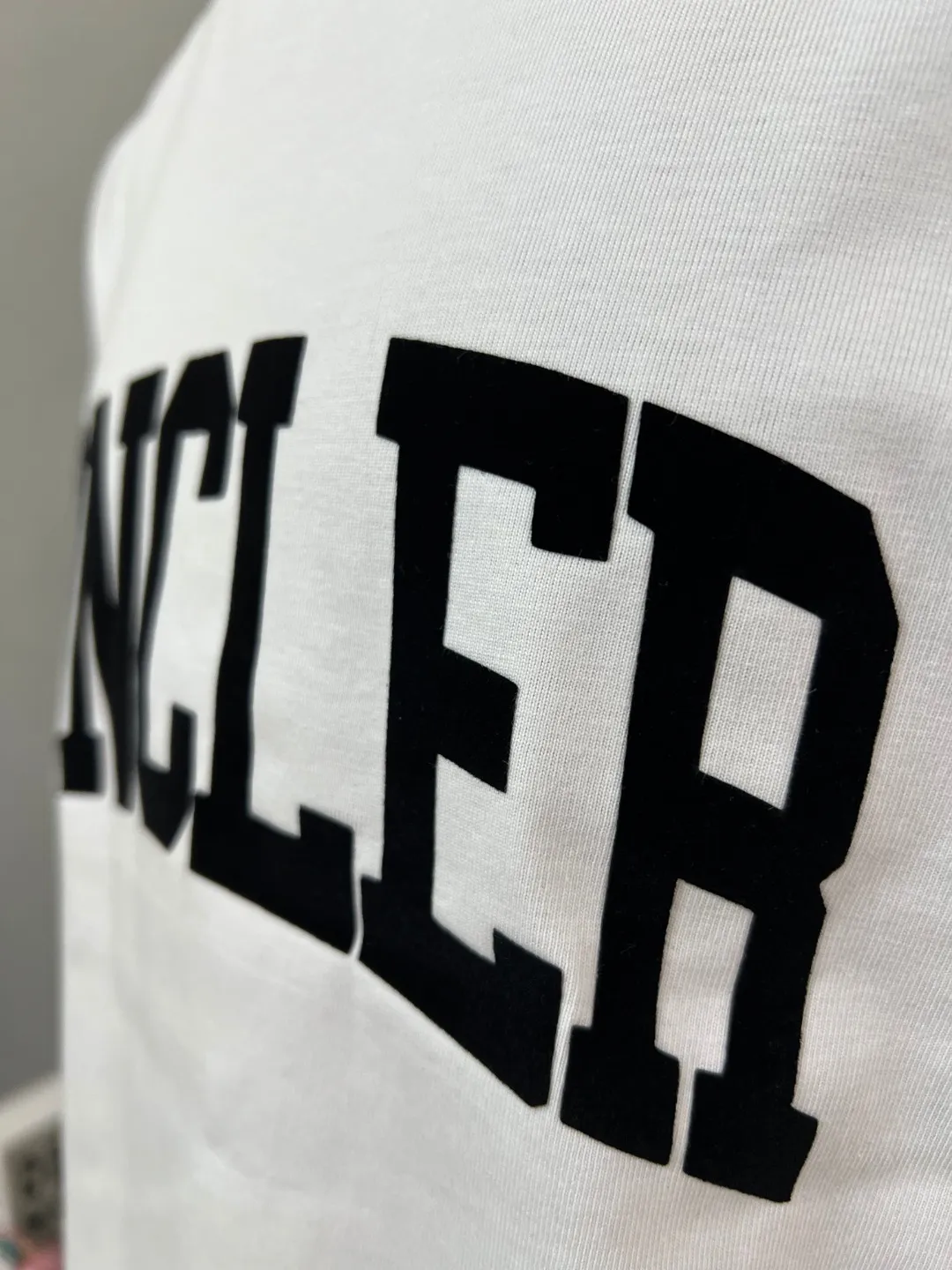 P150 Meng Mouth MONCLER is new, official & got synchronized; 2025SS flocked large letter printed sleeve label model, made of 240g double yarn 100% cotton fabric, imported woven thread, collar bone is not easy to deform, factory high temperature washing process, the fabric is soft and breathable, does not shrink, NCF washed mark identification, details are in place and the upper body is good-looking, European size version, loose and suitable, color: black, white, size XS-L