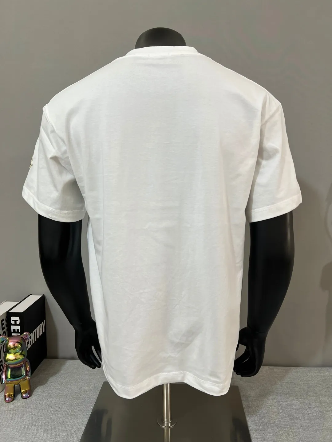 P150 Meng Mouth MONCLER is new, official & got synchronized; 2025SS flocked large letter printed sleeve label model, made of 240g double yarn 100% cotton fabric, imported woven thread, collar bone is not easy to deform, factory high temperature washing process, the fabric is soft and breathable, does not shrink, NCF washed mark identification, details are in place and the upper body is good-looking, European size version, loose and suitable, color: black, white, size XS-L