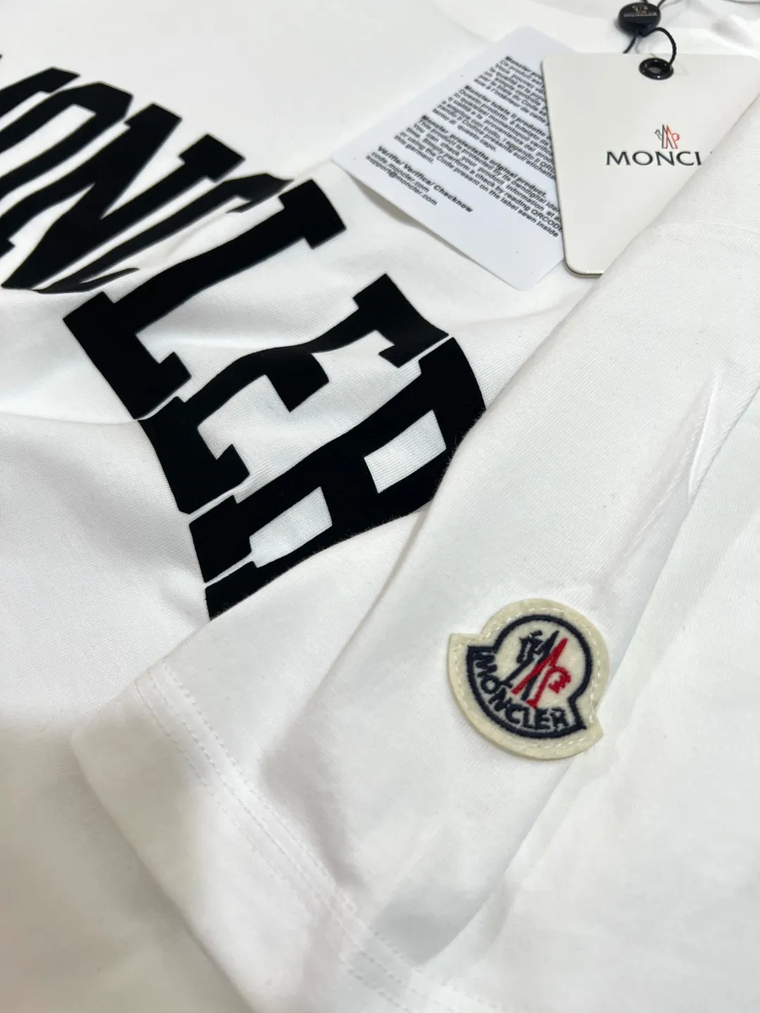 P150 Meng Mouth MONCLER is new, official & got synchronized; 2025SS flocked large letter printed sleeve label model, made of 240g double yarn 100% cotton fabric, imported woven thread, collar bone is not easy to deform, factory high temperature washing process, the fabric is soft and breathable, does not shrink, NCF washed mark identification, details are in place and the upper body is good-looking, European size version, loose and suitable, color: black, white, size XS-L