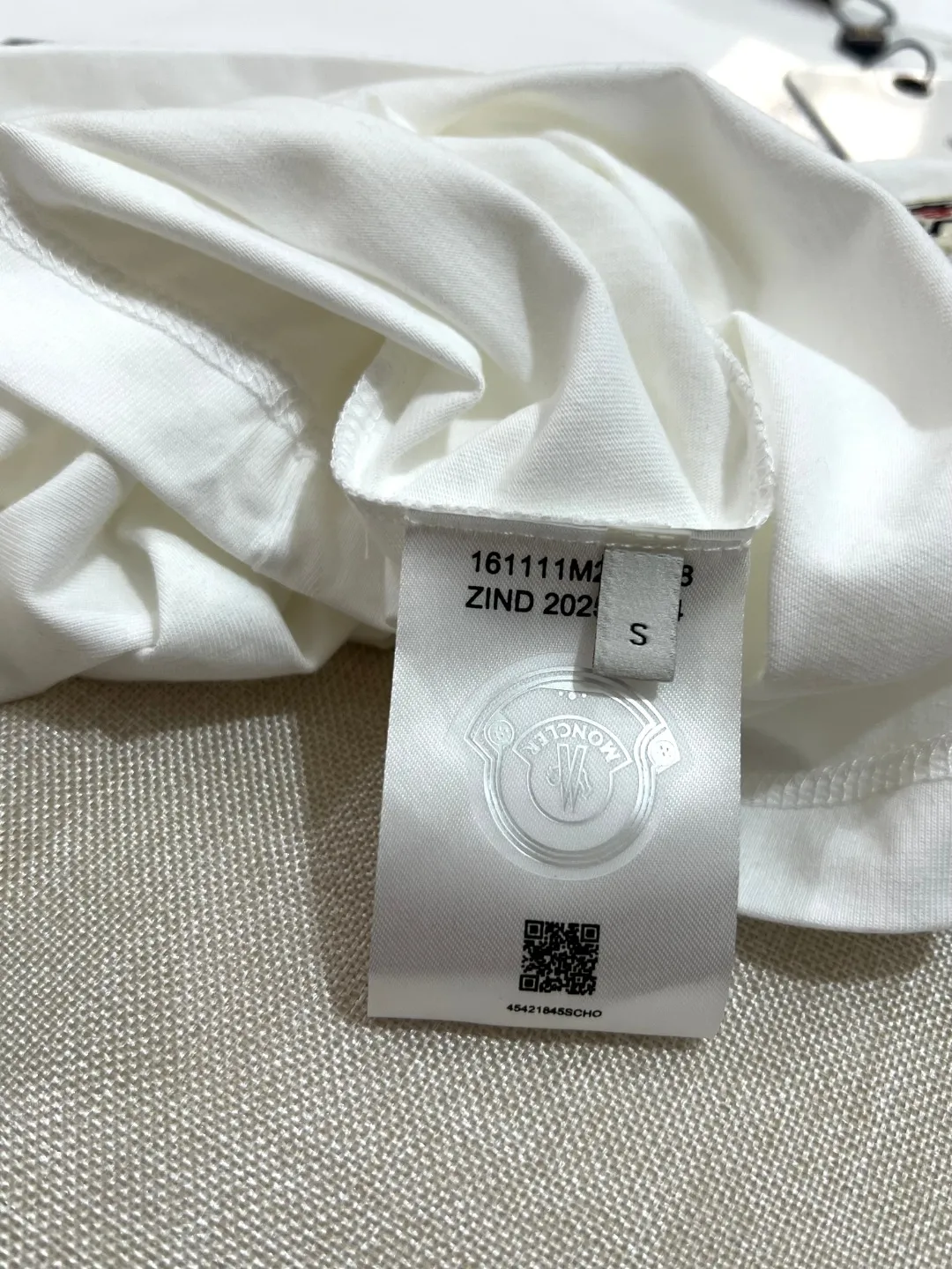 P150 Meng Mouth MONCLER is new, official & got synchronized; 2025SS flocked large letter printed sleeve label model, made of 240g double yarn 100% cotton fabric, imported woven thread, collar bone is not easy to deform, factory high temperature washing process, the fabric is soft and breathable, does not shrink, NCF washed mark identification, details are in place and the upper body is good-looking, European size version, loose and suitable, color: black, white, size XS-L