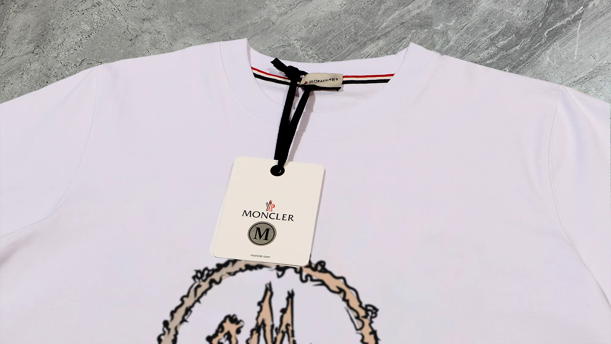 P210 High-version sweatshirt) [Long-term stock] 〖𝐌𝐎𝐍𝐂𝐋𝐄𝐑~Mask〗 Made of 440g heavy-weight fabric. It is different from the market currency. It can be matched with any variety and is properly handsome. 😎The whole dress is made of double waistcoats. The double waistcoats make the whole dress more three-dimensional. Not ordinary factories can do such fine work. 2025 Spring runway version of the T stage, on sale at the counter, round neck terry sweatshirt, high-end double-strand pure cotton, custom-made stretch ribs, dyed in the same vat, complete with three standards, matched with exquisite embroidered LOGO on the chest, simple and advanced, same style for men and women. Color: black, apricot, white, size: S M L XL 2XL