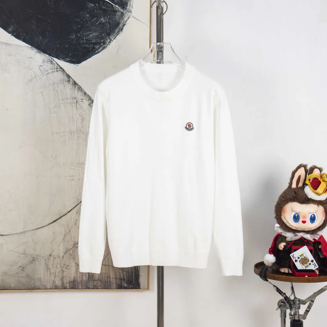 P290 zp version [exclusive supply] MONCLER/mask 2025Fw Classic chest badge logo letter logo Simple casual pullover sweater Imported wool blended fabric Upgraded, inspired by the 1980s retro Original fabric Official same style Round neck Long sleeve suit Customized mesh sweater knitted fabric Very comfortable feel The latest brick cabinet synchronization in spring and summer Fashionable and individual Super versatile and good-looking style Very suitable for both men and women A must-have hang tag Collar label: washed wheat, three labels complete Color: Black White Gray Size: M L XL 2XL 3XL Number: YK10497