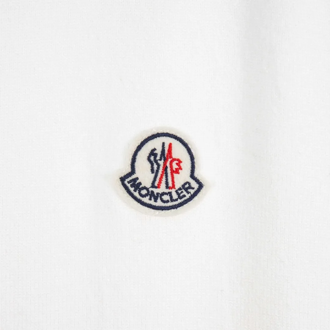 P290 zp version [exclusive supply] MONCLER/mask 2025Fw Classic chest badge logo letter logo Simple casual pullover sweater Imported wool blended fabric Upgraded, inspired by the 1980s retro Original fabric Official same style Round neck Long sleeve suit Customized mesh sweater knitted fabric Very comfortable feel The latest brick cabinet synchronization in spring and summer Fashionable and individual Super versatile and good-looking style Very suitable for both men and women A must-have hang tag Collar label: washed wheat, three labels complete Color: Black White Gray Size: M L XL 2XL 3XL Number: YK10497
