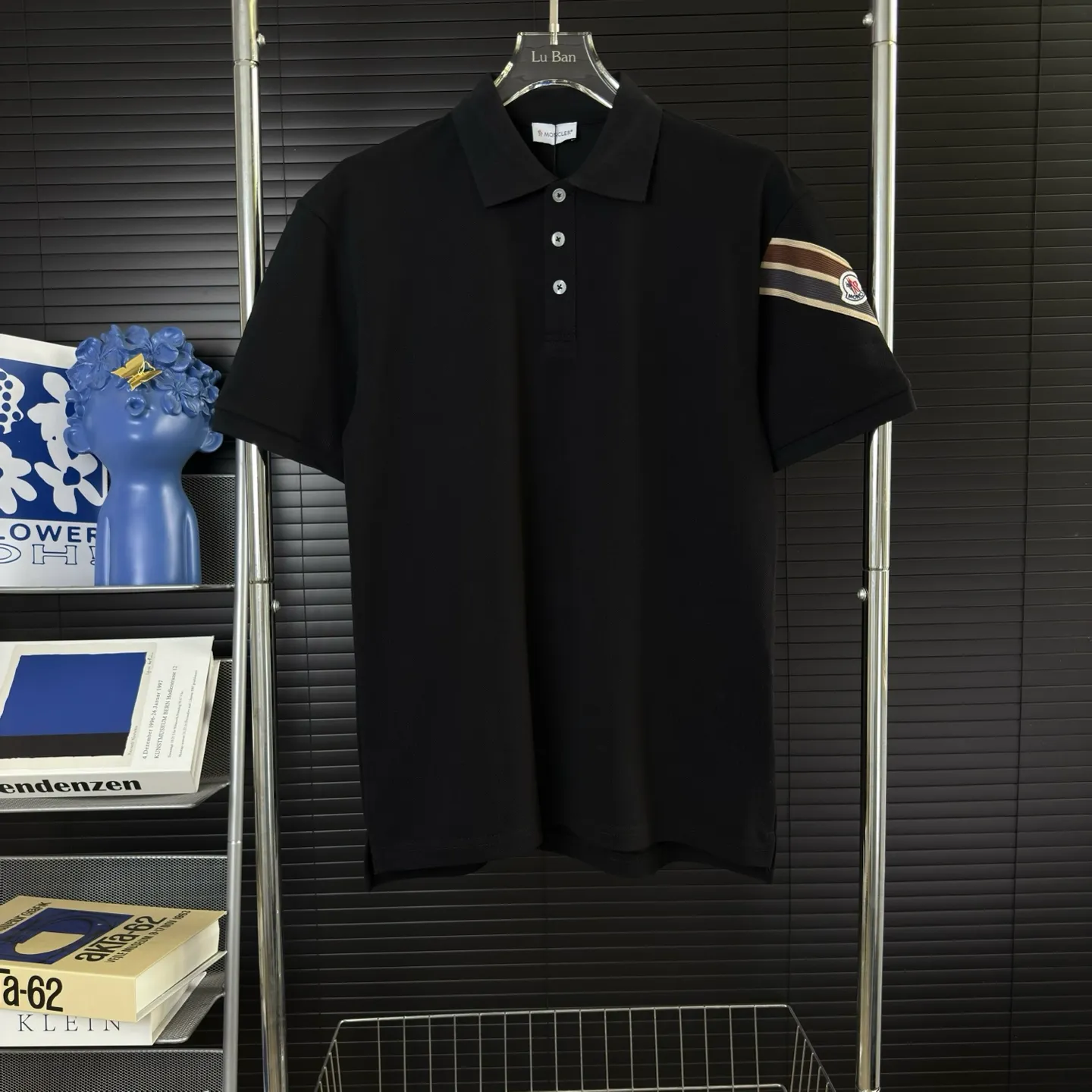 P190 A135 (Long-term replenishment, next day arrival) MONCLER muzzle, hand sleeve webbing badge stitching 2025 new style, custom small letter logo, casual polo shirt short sleeves · Original fabric · High version · High quality contrast-dyed fabric, round neck vertical version, full set of accessories, using autumn pearl pique fabric, original hardware accessories, original factory original label, carefully designed, original custom details restored, rib knitted striped collar.  Complete three standards, non-market ordinary version, free to compare, absolute quality guaranteed, full set of Sydney paper packaging, color: black, white, size: S~XXL