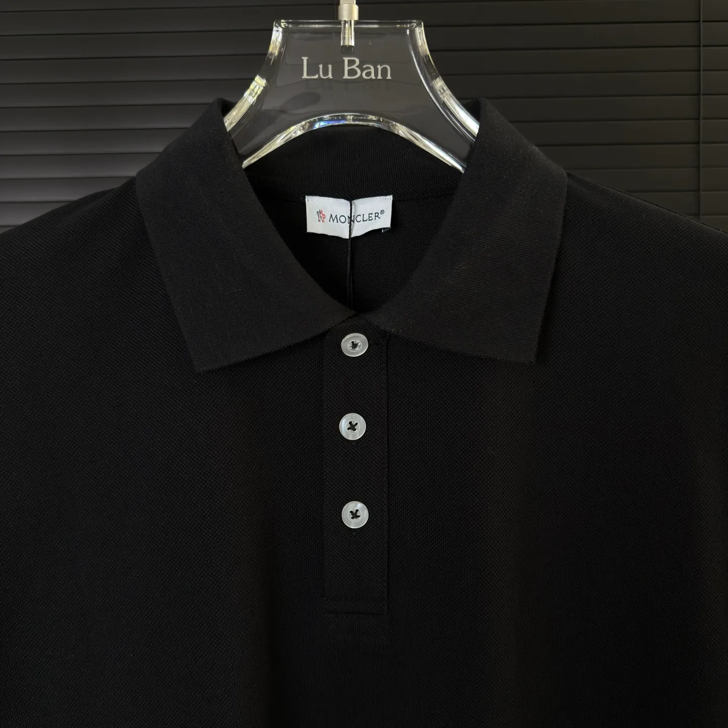 P190 A135 (Long-term replenishment, next day arrival) MONCLER muzzle, hand sleeve webbing badge stitching 2025 new style, custom small letter logo, casual polo shirt short sleeves · Original fabric · High version · High quality contrast-dyed fabric, round neck vertical version, full set of accessories, using autumn pearl pique fabric, original hardware accessories, original factory original label, carefully designed, original custom details restored, rib knitted striped collar.  Complete three standards, non-market ordinary version, free to compare, absolute quality guaranteed, full set of Sydney paper packaging, color: black, white, size: S~XXL