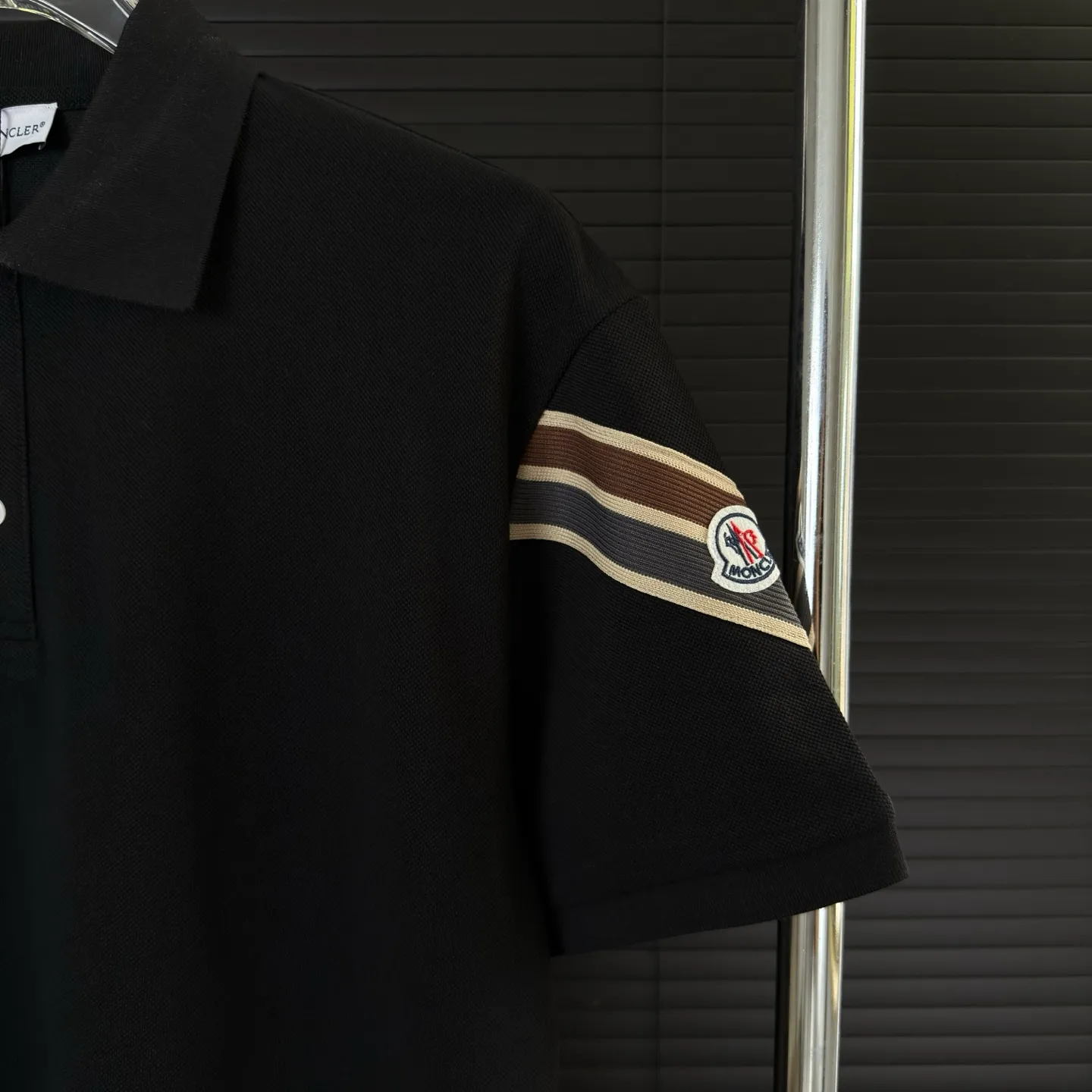 P190 A135 (Long-term replenishment, next day arrival) MONCLER muzzle, hand sleeve webbing badge stitching 2025 new style, custom small letter logo, casual polo shirt short sleeves · Original fabric · High version · High quality contrast-dyed fabric, round neck vertical version, full set of accessories, using autumn pearl pique fabric, original hardware accessories, original factory original label, carefully designed, original custom details restored, rib knitted striped collar.  Complete three standards, non-market ordinary version, free to compare, absolute quality guaranteed, full set of Sydney paper packaging, color: black, white, size: S~XXL