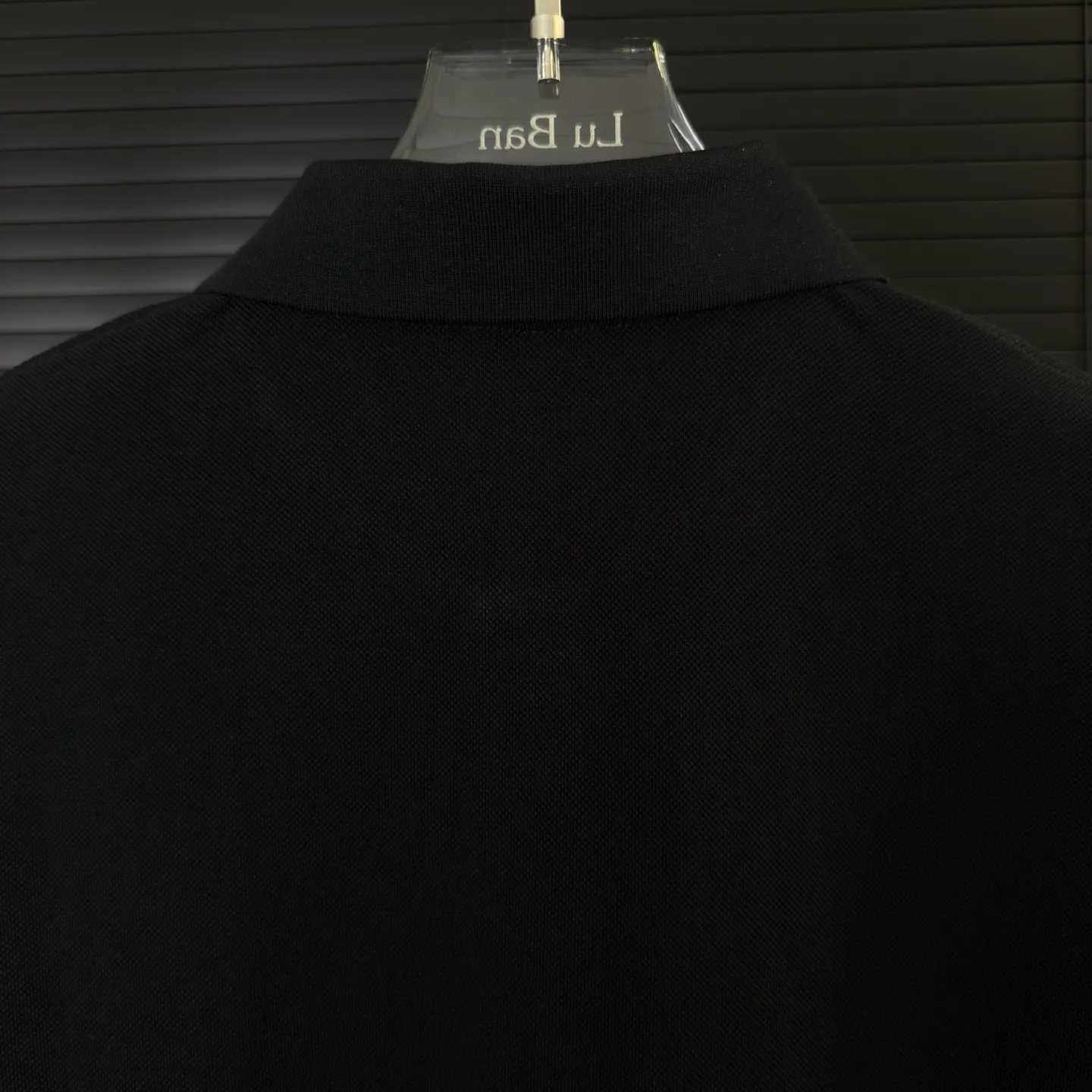 P190 A135 (Long-term replenishment, next day arrival) MONCLER muzzle, hand sleeve webbing badge stitching 2025 new style, custom small letter logo, casual polo shirt short sleeves · Original fabric · High version · High quality contrast-dyed fabric, round neck vertical version, full set of accessories, using autumn pearl pique fabric, original hardware accessories, original factory original label, carefully designed, original custom details restored, rib knitted striped collar.  Complete three standards, non-market ordinary version, free to compare, absolute quality guaranteed, full set of Sydney paper packaging, color: black, white, size: S~XXL