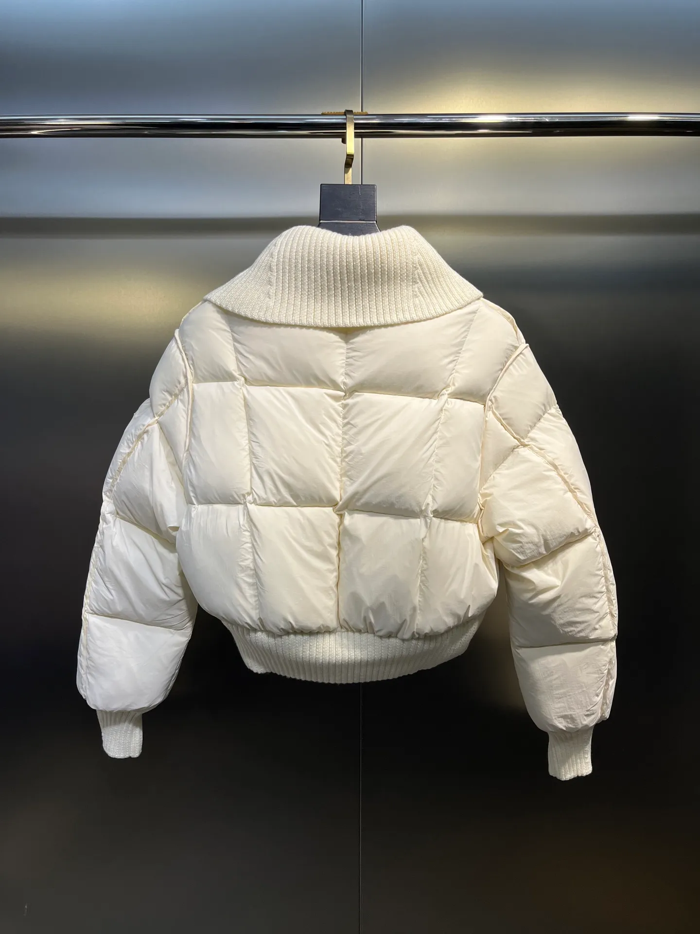 P840 MONCLER spliced ​​knitted down jacket Rich family daughter’s natal down jacket | MONCLER spliced ​​knitted sisters, let me dig up another winter treasure - MONCLER spliced ​​knitted down jacket. This white model has both good looks and strength. It is so beautiful that I am speechless! The whole white color of the cream is gentle, as pure and flawless as the first snow in winter, easily creating a cool and elegant atmosphere. It is not a monotonous solid color. The splicing joints are cleverly combined with different material textures. The delicate knitted and smooth down fabrics collide, and the layering is perfect💯 Every splicing is tightly matched, showing exquisite craftsmanship. Warmth retention is naturally MONCLER's specialty. It is filled with high-quality down and you will be enveloped in warmth as soon as you put it on, as if it has its own small heater to avoid the cold. The knitted part is soft and skin-friendly, fits the body curves without losing elasticity, allowing freedom of movement without any sense of restraint.  size: 1234