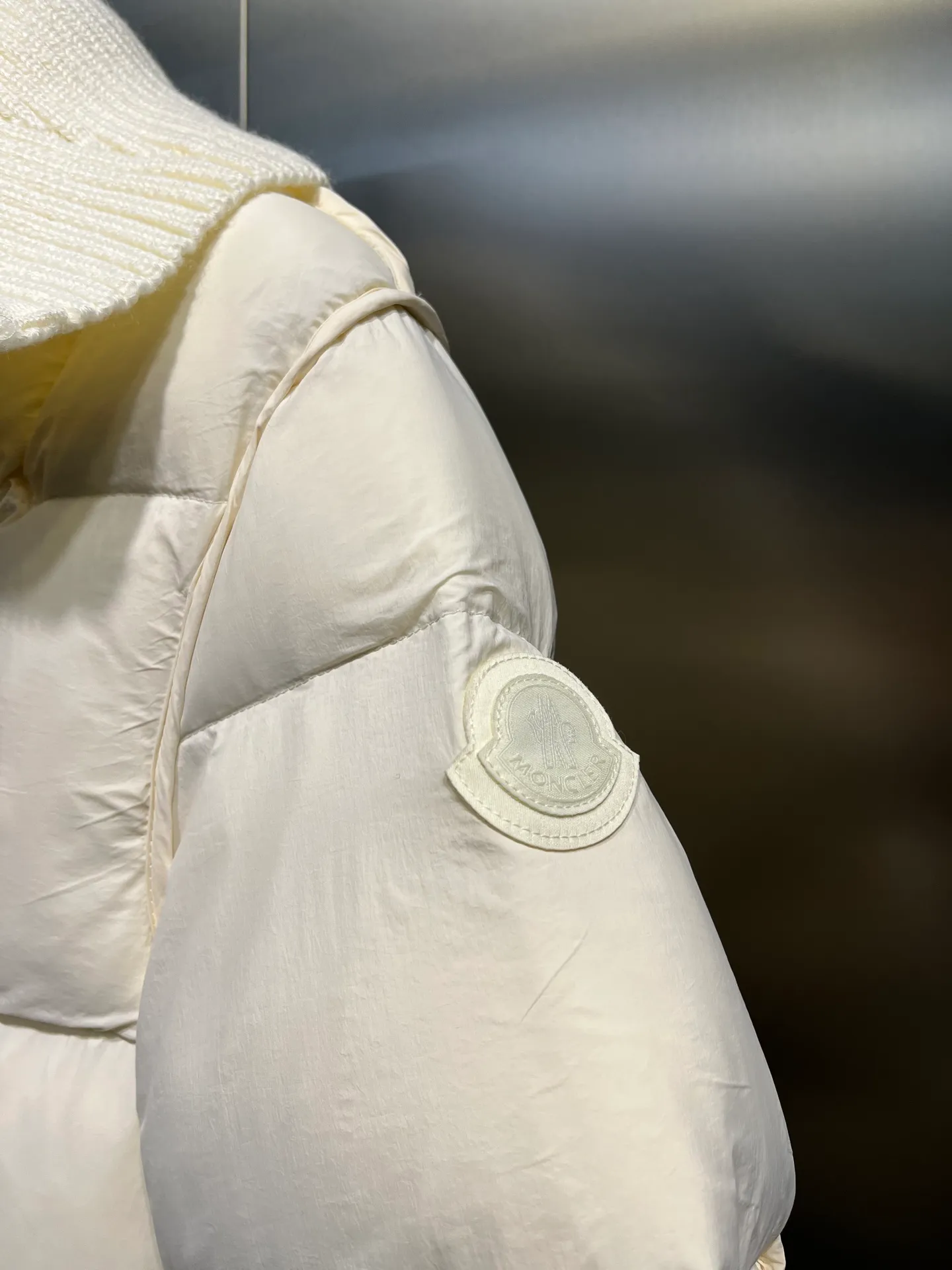 P840 MONCLER spliced ​​knitted down jacket Rich family daughter’s natal down jacket | MONCLER spliced ​​knitted sisters, let me dig up another winter treasure - MONCLER spliced ​​knitted down jacket. This white model has both good looks and strength. It is so beautiful that I am speechless! The whole white color of the cream is gentle, as pure and flawless as the first snow in winter, easily creating a cool and elegant atmosphere. It is not a monotonous solid color. The splicing joints are cleverly combined with different material textures. The delicate knitted and smooth down fabrics collide, and the layering is perfect💯 Every splicing is tightly matched, showing exquisite craftsmanship. Warmth retention is naturally MONCLER's specialty. It is filled with high-quality down and you will be enveloped in warmth as soon as you put it on, as if it has its own small heater to avoid the cold. The knitted part is soft and skin-friendly, fits the body curves without losing elasticity, allowing freedom of movement without any sense of restraint.  size: 1234