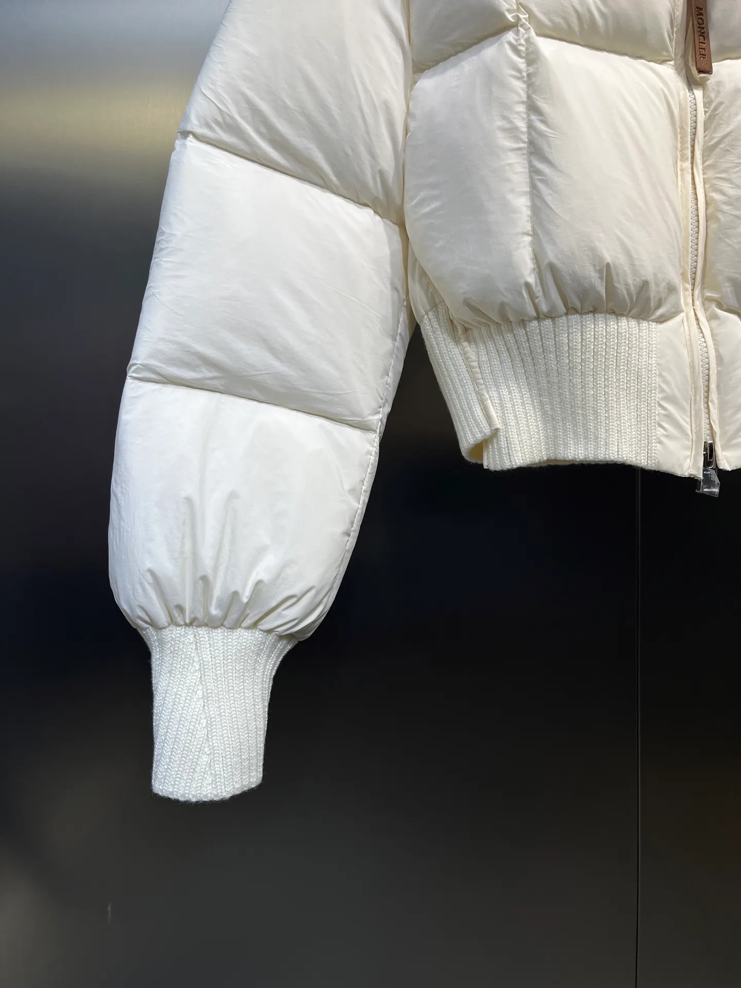 P840 MONCLER spliced ​​knitted down jacket Rich family daughter’s natal down jacket | MONCLER spliced ​​knitted sisters, let me dig up another winter treasure - MONCLER spliced ​​knitted down jacket. This white model has both good looks and strength. It is so beautiful that I am speechless! The whole white color of the cream is gentle, as pure and flawless as the first snow in winter, easily creating a cool and elegant atmosphere. It is not a monotonous solid color. The splicing joints are cleverly combined with different material textures. The delicate knitted and smooth down fabrics collide, and the layering is perfect💯 Every splicing is tightly matched, showing exquisite craftsmanship. Warmth retention is naturally MONCLER's specialty. It is filled with high-quality down and you will be enveloped in warmth as soon as you put it on, as if it has its own small heater to avoid the cold. The knitted part is soft and skin-friendly, fits the body curves without losing elasticity, allowing freedom of movement without any sense of restraint.  size: 1234