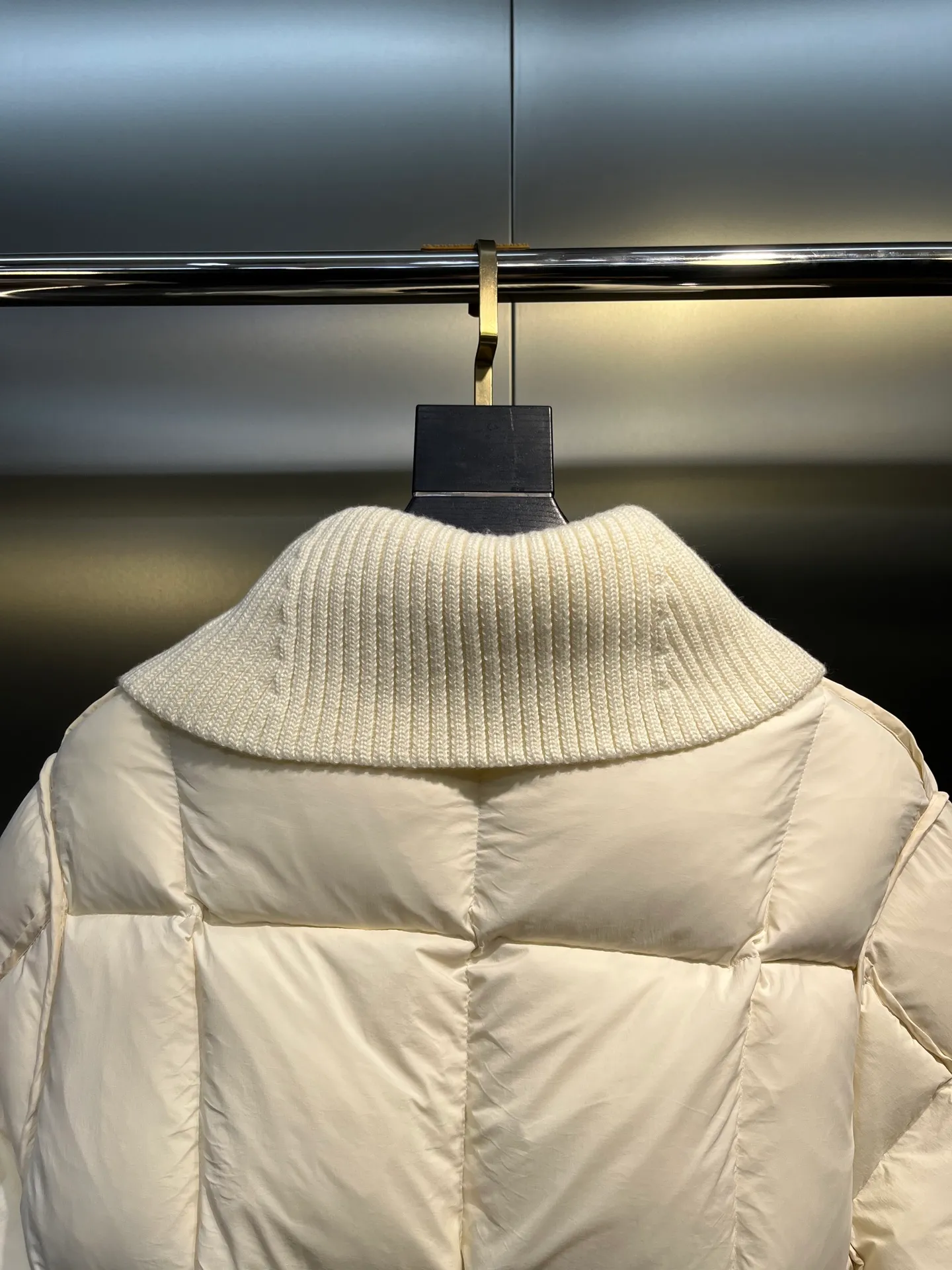 P840 MONCLER spliced ​​knitted down jacket Rich family daughter’s natal down jacket | MONCLER spliced ​​knitted sisters, let me dig up another winter treasure - MONCLER spliced ​​knitted down jacket. This white model has both good looks and strength. It is so beautiful that I am speechless! The whole white color of the cream is gentle, as pure and flawless as the first snow in winter, easily creating a cool and elegant atmosphere. It is not a monotonous solid color. The splicing joints are cleverly combined with different material textures. The delicate knitted and smooth down fabrics collide, and the layering is perfect💯 Every splicing is tightly matched, showing exquisite craftsmanship. Warmth retention is naturally MONCLER's specialty. It is filled with high-quality down and you will be enveloped in warmth as soon as you put it on, as if it has its own small heater to avoid the cold. The knitted part is soft and skin-friendly, fits the body curves without losing elasticity, allowing freedom of movement without any sense of restraint.  size: 1234