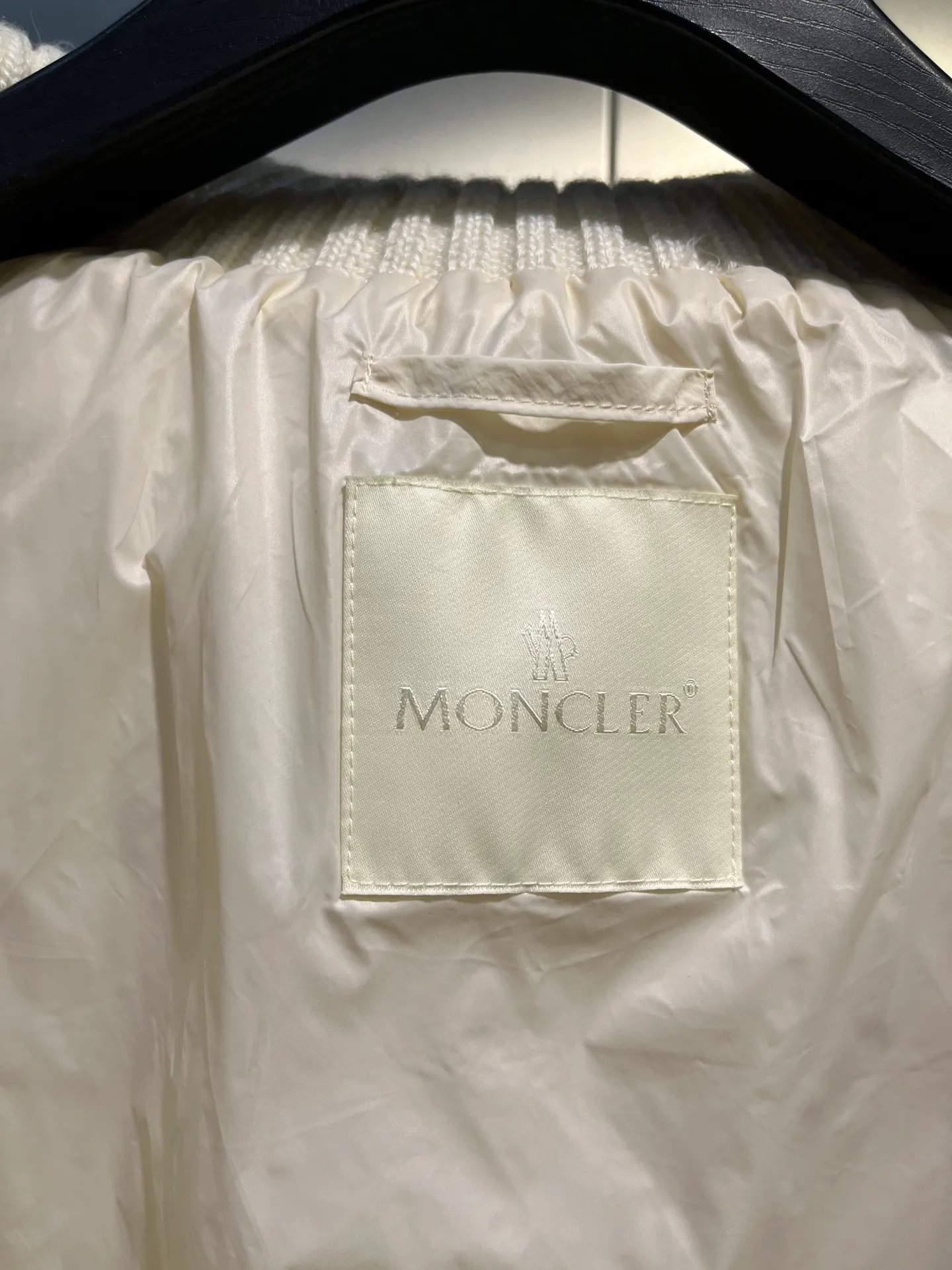 P840 MONCLER spliced ​​knitted down jacket Rich family daughter’s natal down jacket | MONCLER spliced ​​knitted sisters, let me dig up another winter treasure - MONCLER spliced ​​knitted down jacket. This white model has both good looks and strength. It is so beautiful that I am speechless! The whole white color of the cream is gentle, as pure and flawless as the first snow in winter, easily creating a cool and elegant atmosphere. It is not a monotonous solid color. The splicing joints are cleverly combined with different material textures. The delicate knitted and smooth down fabrics collide, and the layering is perfect💯 Every splicing is tightly matched, showing exquisite craftsmanship. Warmth retention is naturally MONCLER's specialty. It is filled with high-quality down and you will be enveloped in warmth as soon as you put it on, as if it has its own small heater to avoid the cold. The knitted part is soft and skin-friendly, fits the body curves without losing elasticity, allowing freedom of movement without any sense of restraint.  size: 1234