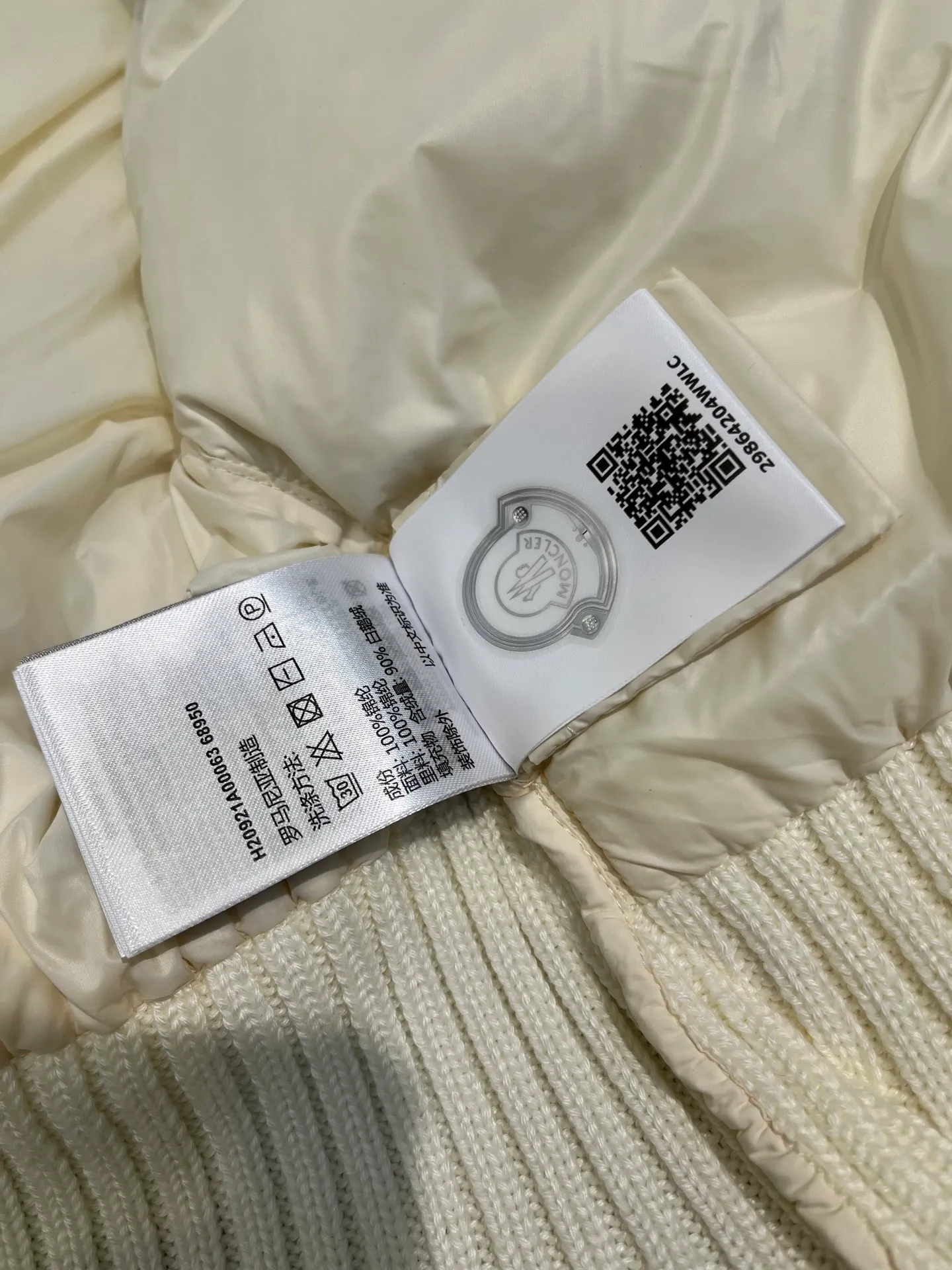 P840 MONCLER spliced ​​knitted down jacket Rich family daughter’s natal down jacket | MONCLER spliced ​​knitted sisters, let me dig up another winter treasure - MONCLER spliced ​​knitted down jacket. This white model has both good looks and strength. It is so beautiful that I am speechless! The whole white color of the cream is gentle, as pure and flawless as the first snow in winter, easily creating a cool and elegant atmosphere. It is not a monotonous solid color. The splicing joints are cleverly combined with different material textures. The delicate knitted and smooth down fabrics collide, and the layering is perfect💯 Every splicing is tightly matched, showing exquisite craftsmanship. Warmth retention is naturally MONCLER's specialty. It is filled with high-quality down and you will be enveloped in warmth as soon as you put it on, as if it has its own small heater to avoid the cold. The knitted part is soft and skin-friendly, fits the body curves without losing elasticity, allowing freedom of movement without any sense of restraint.  size: 1234