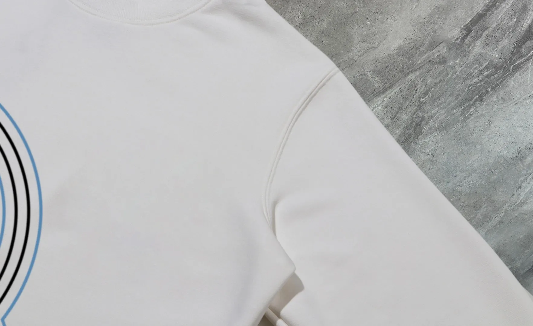 P210 High-version sweatshirt) [Long-term stock] 〖𝐌𝐎𝐍𝐂𝐋𝐄𝐑~Mask〗 Made of 440g heavy-weight fabric. It is different from the market currency. It can be matched with any variety and is properly handsome. 😎The whole dress is made of double waistcoats. The double waistcoats make the whole dress more three-dimensional. Not ordinary factories can do such fine work. 2025 Spring runway version of the T stage, on sale at the counter, round neck terry sweatshirt, high-end double-strand pure cotton, custom-made stretch ribs, dyed in the same vat, complete with three standards, matched with exquisite embroidered LOGO on the chest, simple and advanced, same style for men and women. Color: black, apricot, white, size: S M L XL 2XL