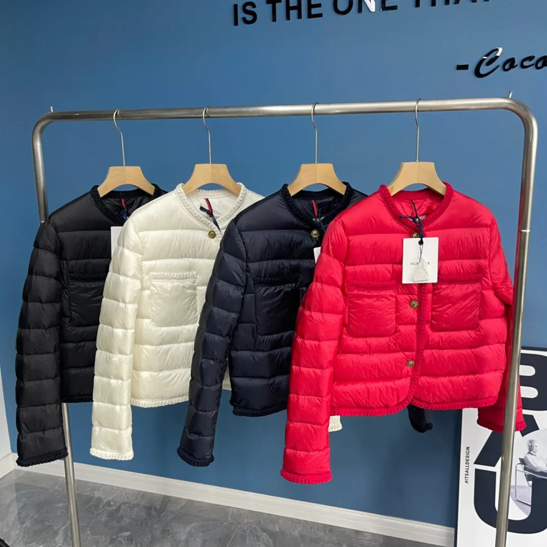 P780 Moncler Aristeo Women's Small Fragrance Style Thin Down Jacket Aristeo Women's Small Fragrance Style Short Down Jacket has a classic style that highlights the elegant aesthetic style. The upper body is light and the legs are longer. The round neck design more modifies the face. 99 white goose down filling. Original hardware replica. Heavy knitted lace binding. Lightweight version design, easy to wear. Color: black, off-white, red, navy blue Size: 0-1-2-3