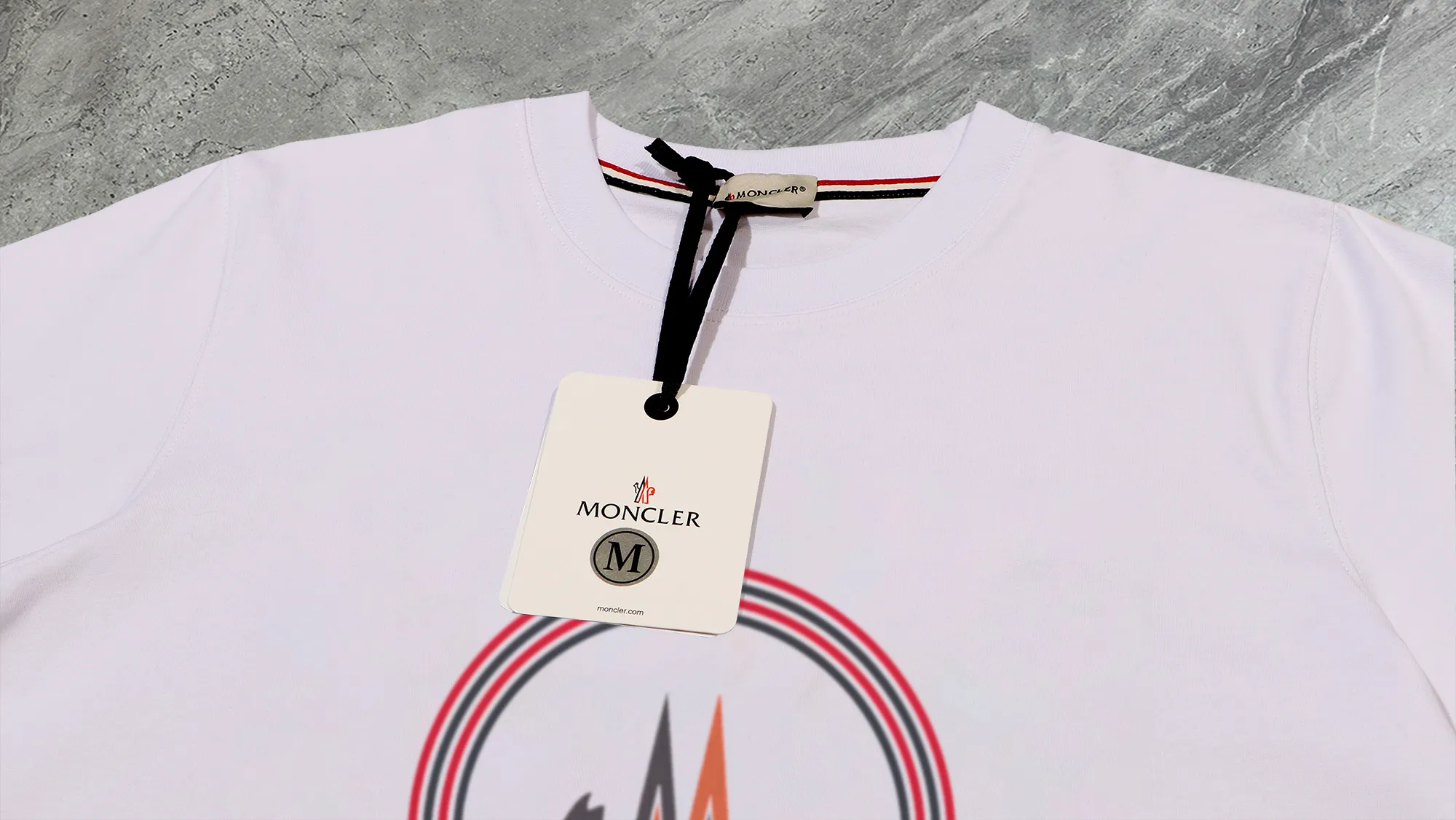 P210 High-version sweatshirt) [Long-term stock] 〖𝐌𝐎𝐍𝐂𝐋𝐄𝐑~Mask〗 Made of 440g heavy-weight fabric. It is different from the market currency. It can be matched with any variety and is properly handsome. 😎The whole dress is made of double waistcoats. The double waistcoats make the whole dress more three-dimensional. Not ordinary factories can do such fine work. 2025 Spring runway version of the T stage, on sale at the counter, round neck terry sweatshirt, high-end double-strand pure cotton, custom-made stretch ribs, dyed in the same vat, complete with three standards, matched with exquisite embroidered LOGO on the chest, simple and advanced, same style for men and women. Color: black, apricot, white, size: S M L XL 2XL