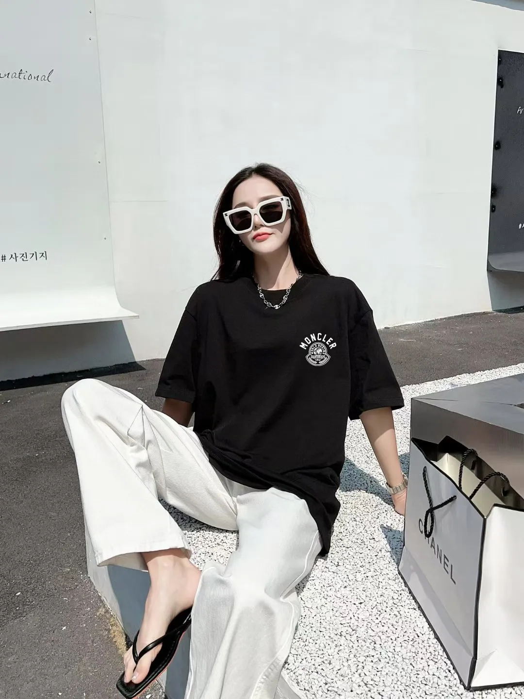 P140 [MONCLER] 2025FW short-sleeved T-shirt, badge + LOGO printing, high-end 26s double yarn 300g fabric, heavy fabric, custom stretch rib, same cylinder and dye, complete three standards, same style for men and women, color: black, white, size: S M L XL 2XL