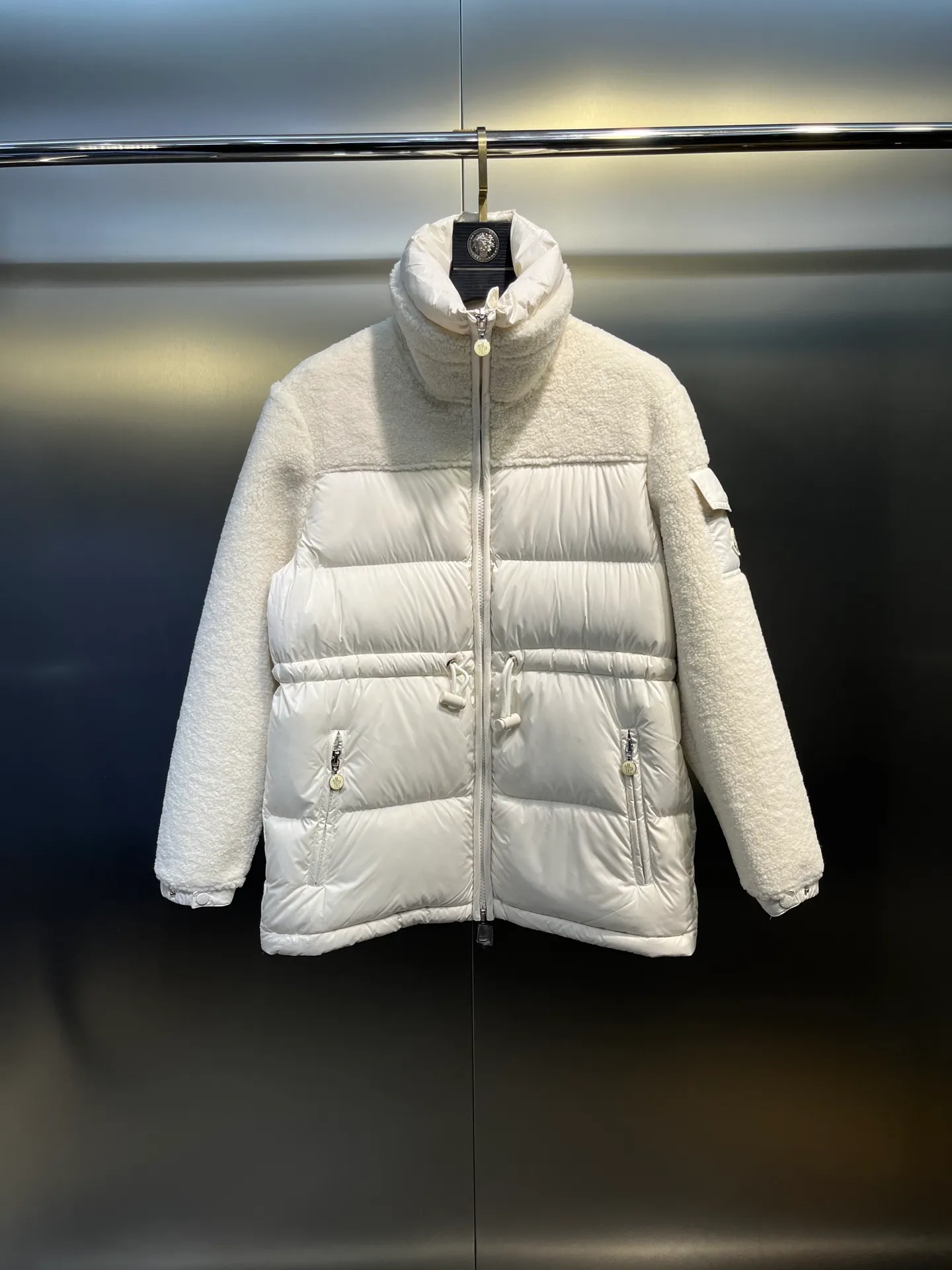 P1160 Moncler🌟New style for autumn and winter. Smooth sheepskin down jacket. Original custom-made imported fabrics with soft and delicate texture. High stand-up collar, loose fit, freely adjustable drawstring waist design, age-reducing girlish style. Unpretentious fit. Casual matching and super fashionable. Original hardware accessories. Details are great. Size: 0123