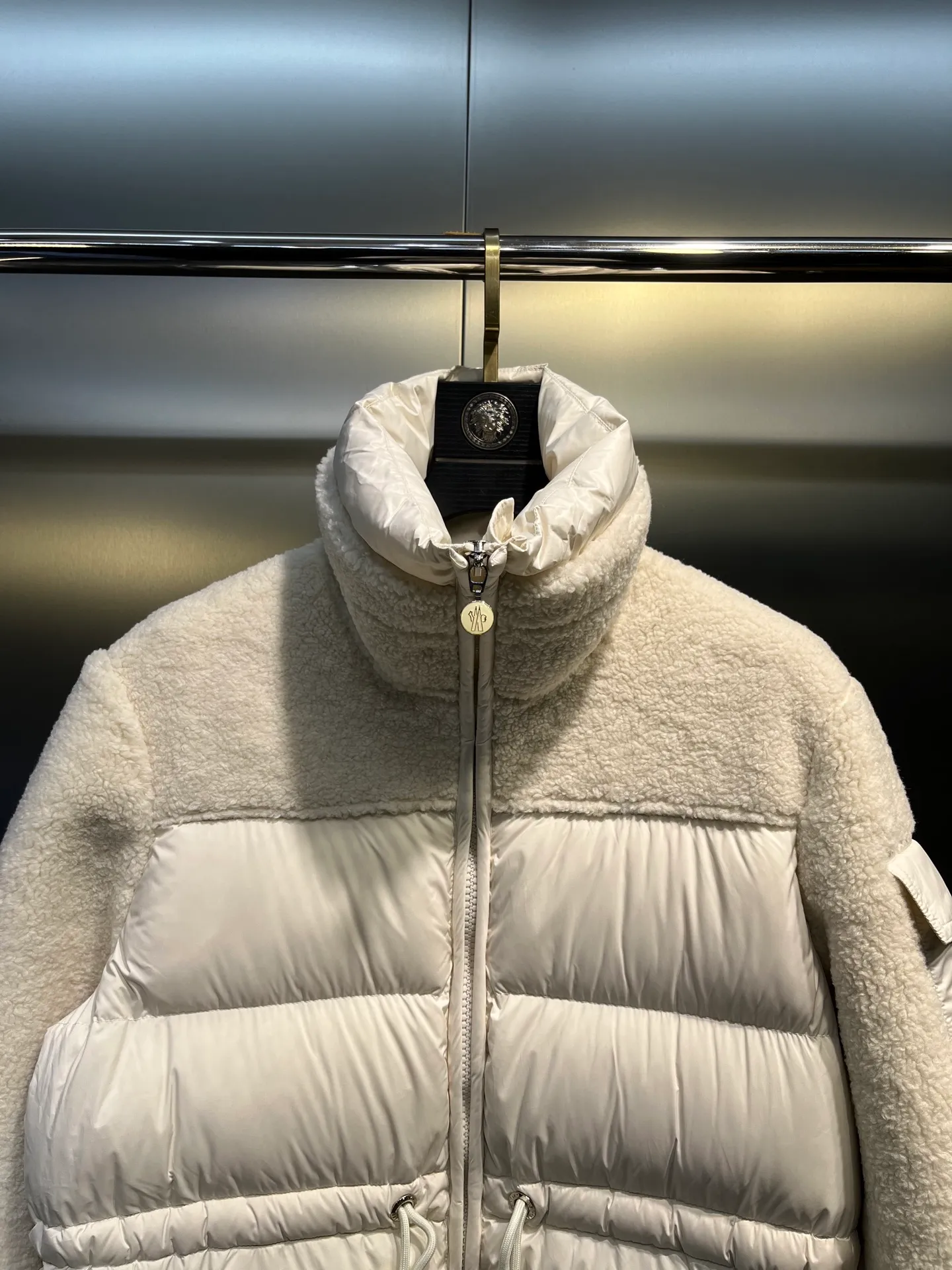 P1160 Moncler🌟New style for autumn and winter. Smooth sheepskin down jacket. Original custom-made imported fabrics with soft and delicate texture. High stand-up collar, loose fit, freely adjustable drawstring waist design, age-reducing girlish style. Unpretentious fit. Casual matching and super fashionable. Original hardware accessories. Details are great. Size: 0123
