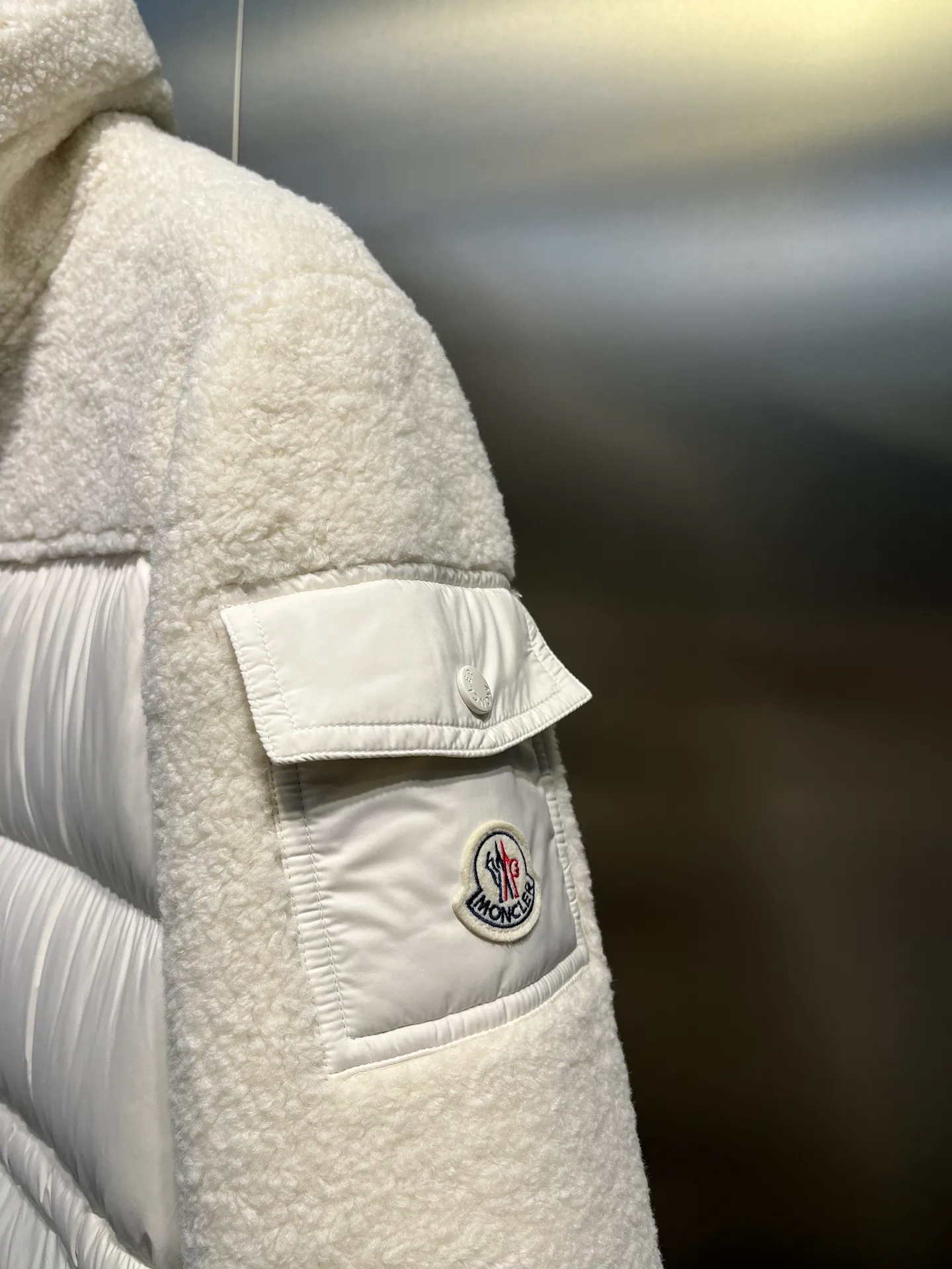 P1160 Moncler🌟New style for autumn and winter. Smooth sheepskin down jacket. Original custom-made imported fabrics with soft and delicate texture. High stand-up collar, loose fit, freely adjustable drawstring waist design, age-reducing girlish style. Unpretentious fit. Casual matching and super fashionable. Original hardware accessories. Details are great. Size: 0123