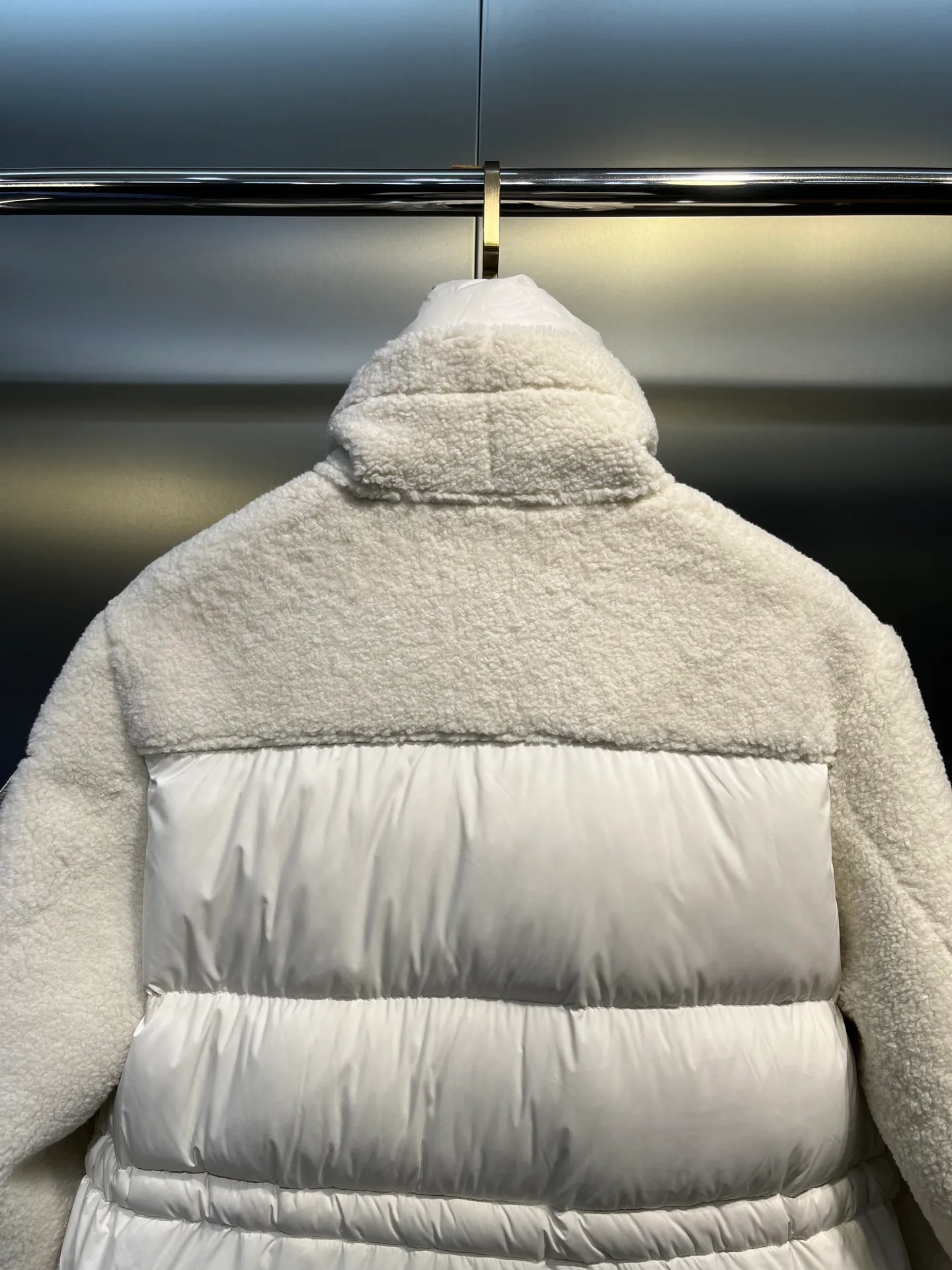 P1160 Moncler🌟New style for autumn and winter. Smooth sheepskin down jacket. Original custom-made imported fabrics with soft and delicate texture. High stand-up collar, loose fit, freely adjustable drawstring waist design, age-reducing girlish style. Unpretentious fit. Casual matching and super fashionable. Original hardware accessories. Details are great. Size: 0123