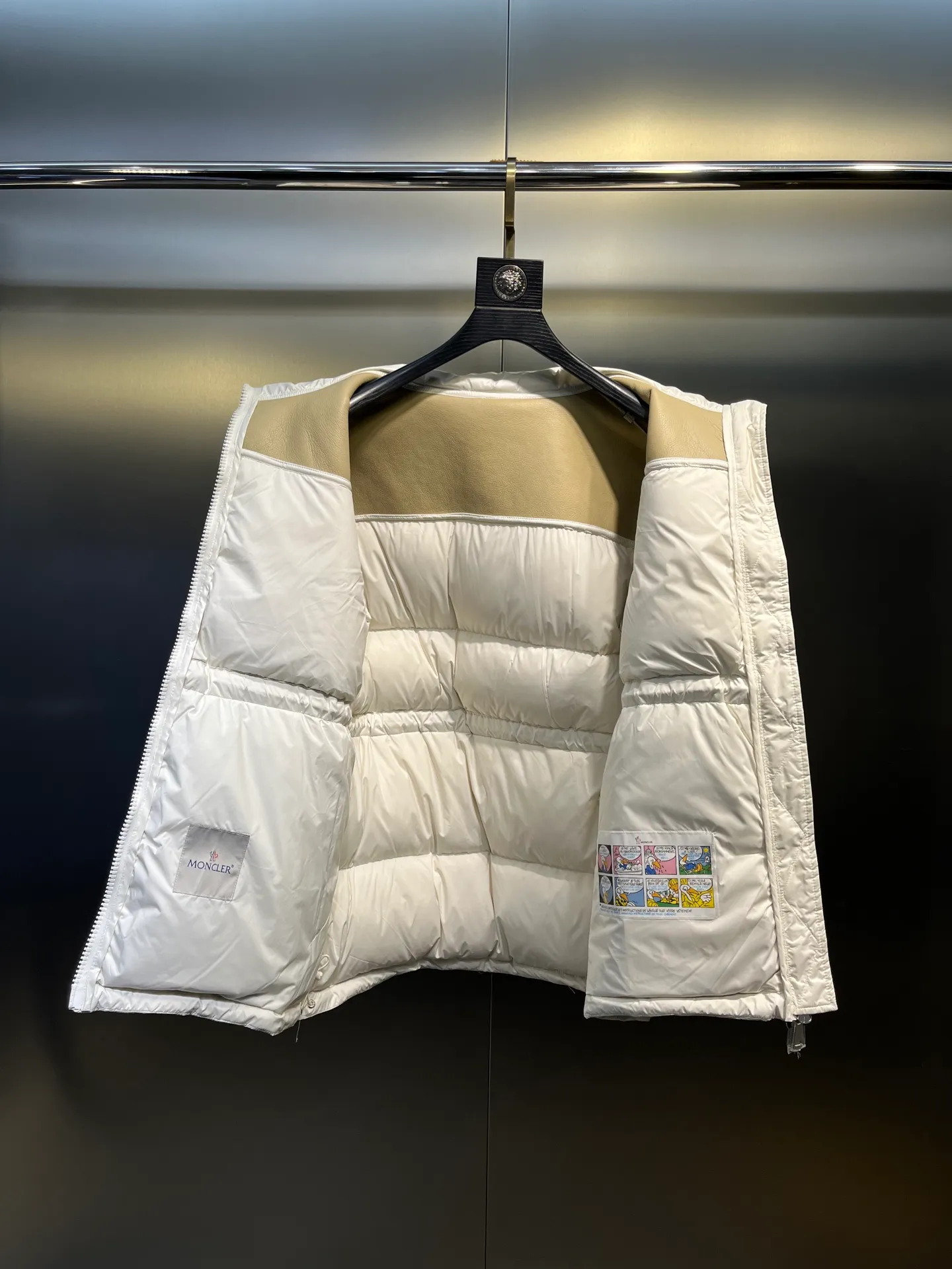 P1160 Moncler🌟New style for autumn and winter. Smooth sheepskin down jacket. Original custom-made imported fabrics with soft and delicate texture. High stand-up collar, loose fit, freely adjustable drawstring waist design, age-reducing girlish style. Unpretentious fit. Casual matching and super fashionable. Original hardware accessories. Details are great. Size: 0123