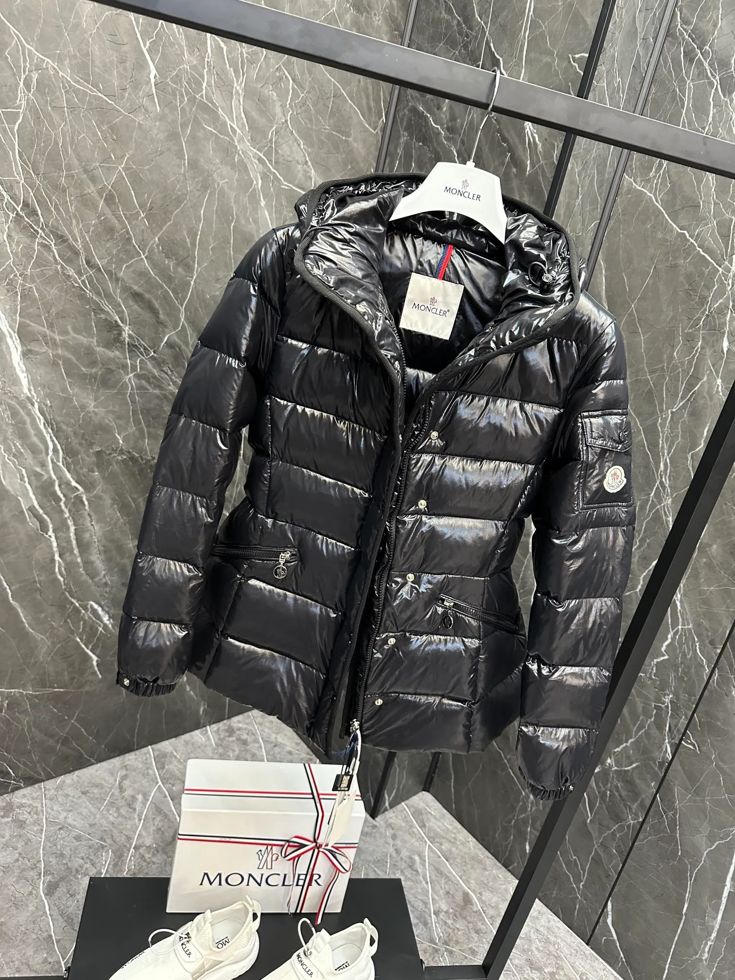 P780 Hot Sale ⬆️Moncler Barante Women’s Short Down Jacket The Barante short down jacket combines femininity with practical functions, reinterpreting the aesthetic style of the 1970s for modern women. The Barante down jacket is made from lustrous nylon and is inspired by the 1970s. It adopts a waist design and presents an A-line silhouette, highlighting a feminine style. An adjustable hood and signature logo patch add finishing touches. Details •Made of nylon laqué fabric •Nylon laqué lining •Down filling •Adjustable hood •Zip and snap closure •Suit pocket •Adjustable cuffs Size : 0-3. Snow White/Light Pink/Black.
