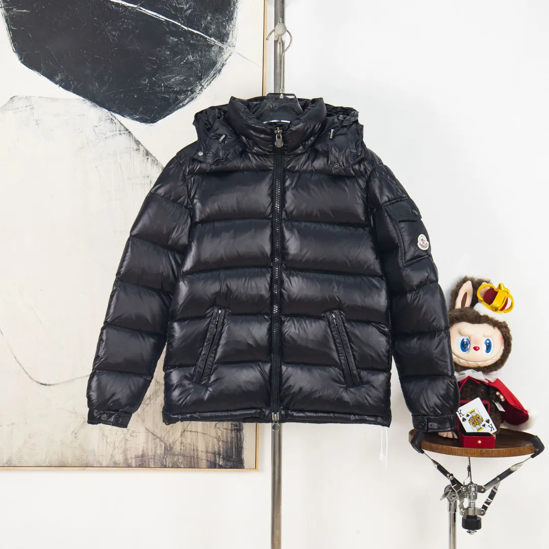 P760 💰zp version [Exclusive supply] New 24maire down ⬆️Moncler Maire women's short down jacket interprets Mayan classics Fabric: Technical nylon lacquer surface Customer-supplied fabric Highly fluffy and over-standard 90 down filling Maire down jacket is specially designed for those who like well-designed basic items. It is a classic Moncler style and a popular product. Made from iconic patented nylon, the Maire down jacket is a classic Moncler womenswear piece, with a short silhouette and timeless design. Made from patented nylon in a comfortable fit, it features a removable hood and performance details for comfort and warmth. ⚠️Made of patented nylon ���️Patented nylon lining ⚠️White goose-filled down ⚠️Detachable hood with snap buttons ⚠️Zip closure Zippered pockets ⚠️Adjustable snap-button sleeves Color: Black White Gray Pink Size: 0 1 2 3 Number: MM10586